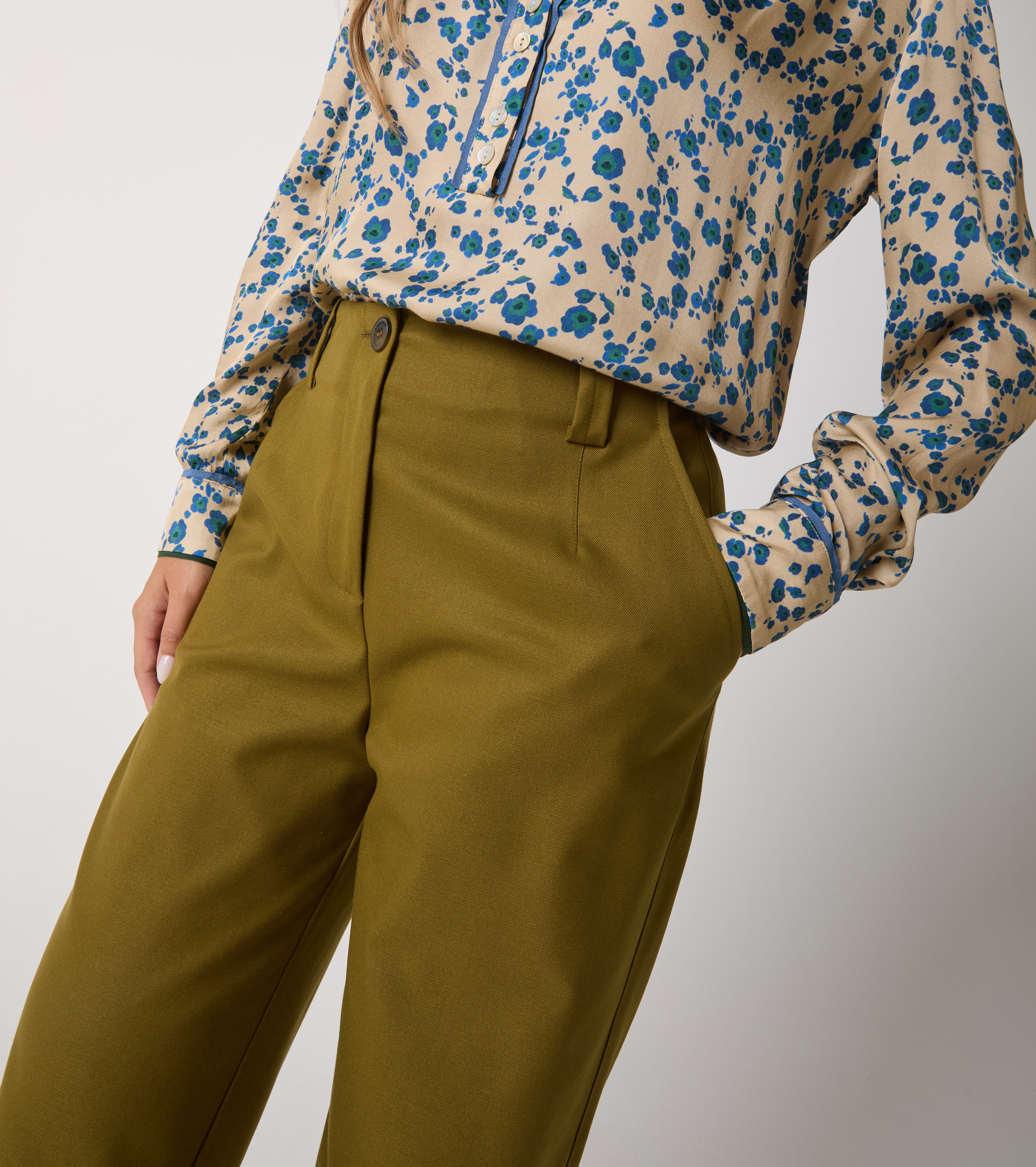 Pantaloni cropped stretch con tasche