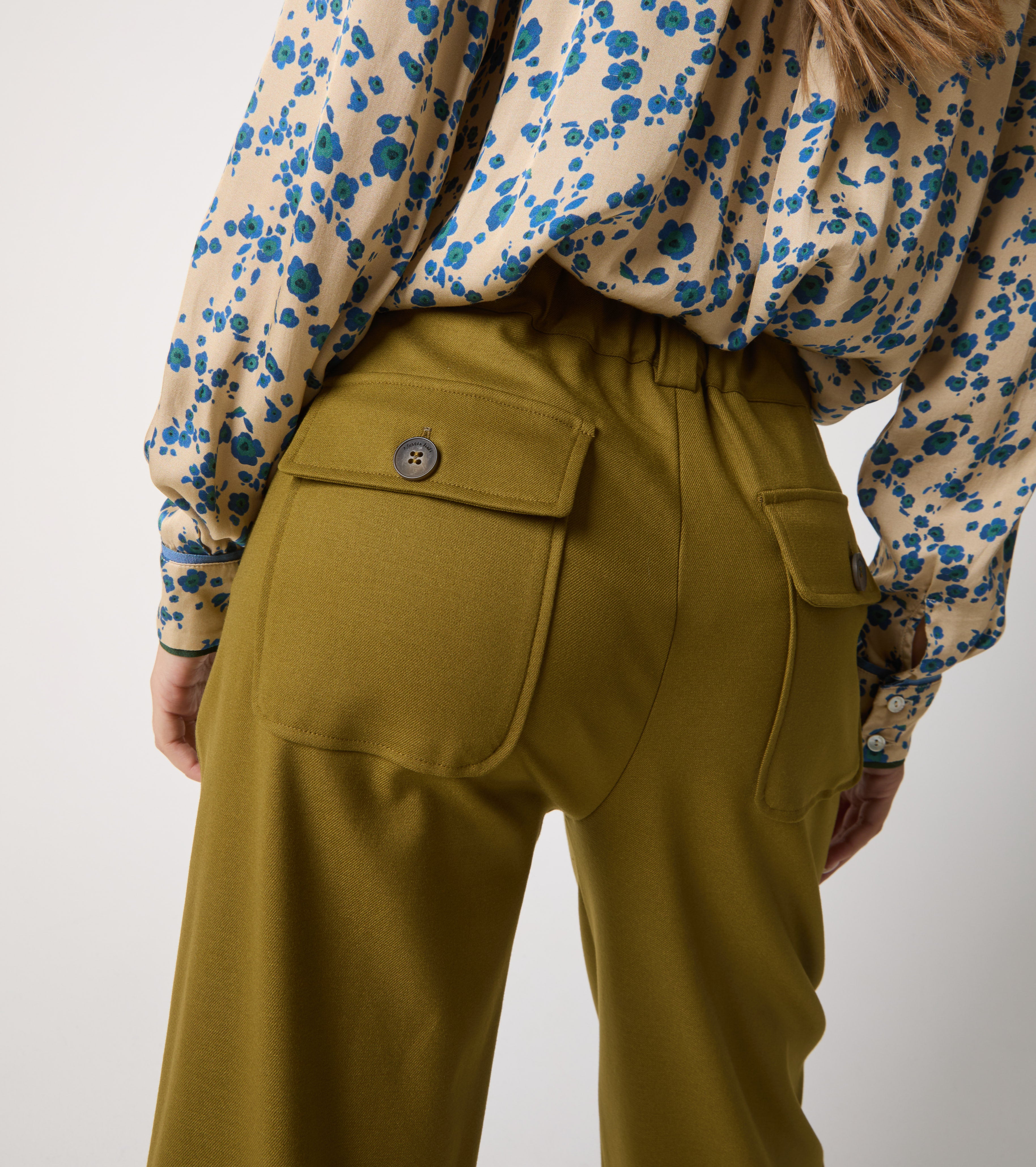 Pantaloni cropped stretch con tasche