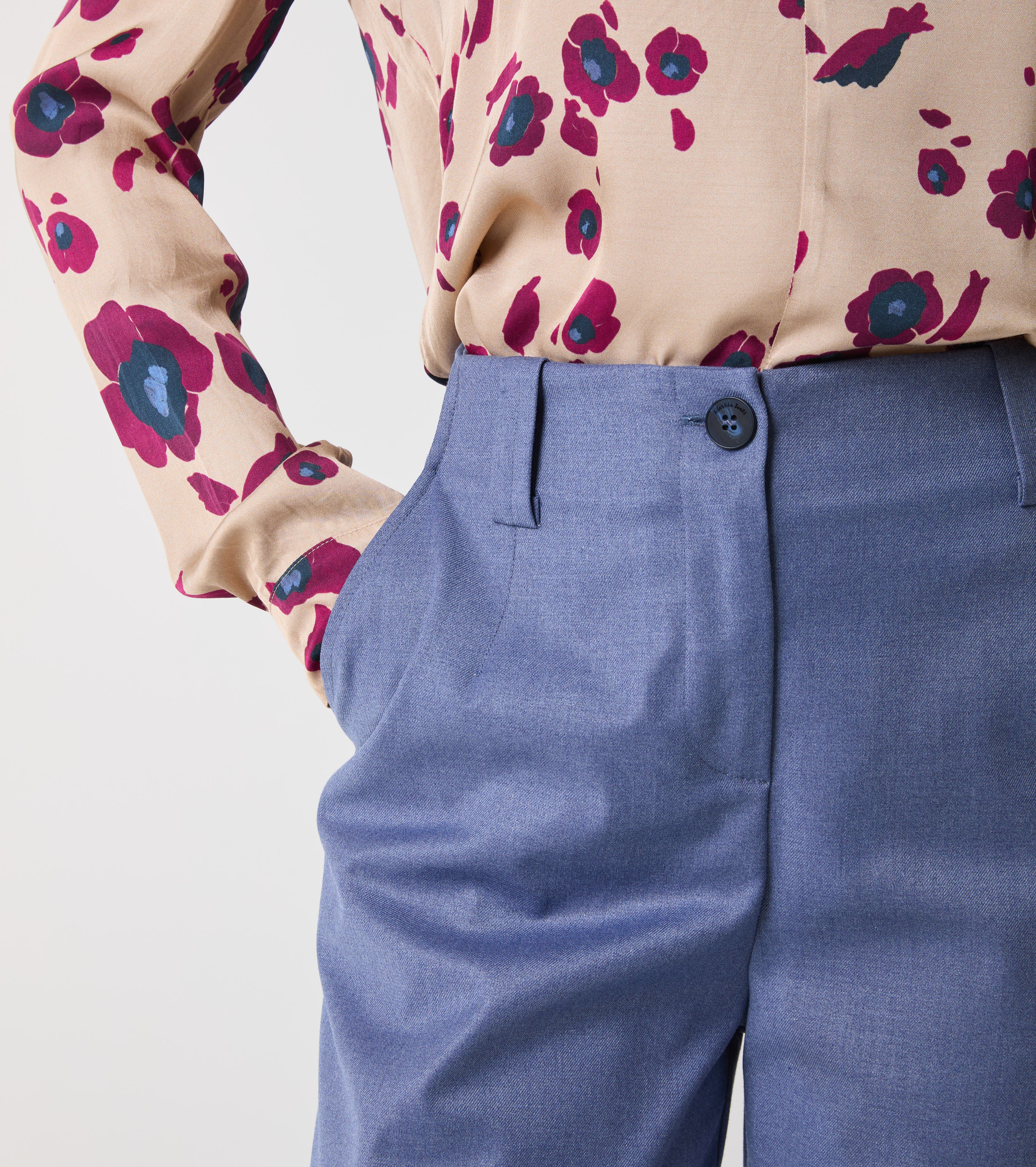 Pantaloni cropped stretch con tasche