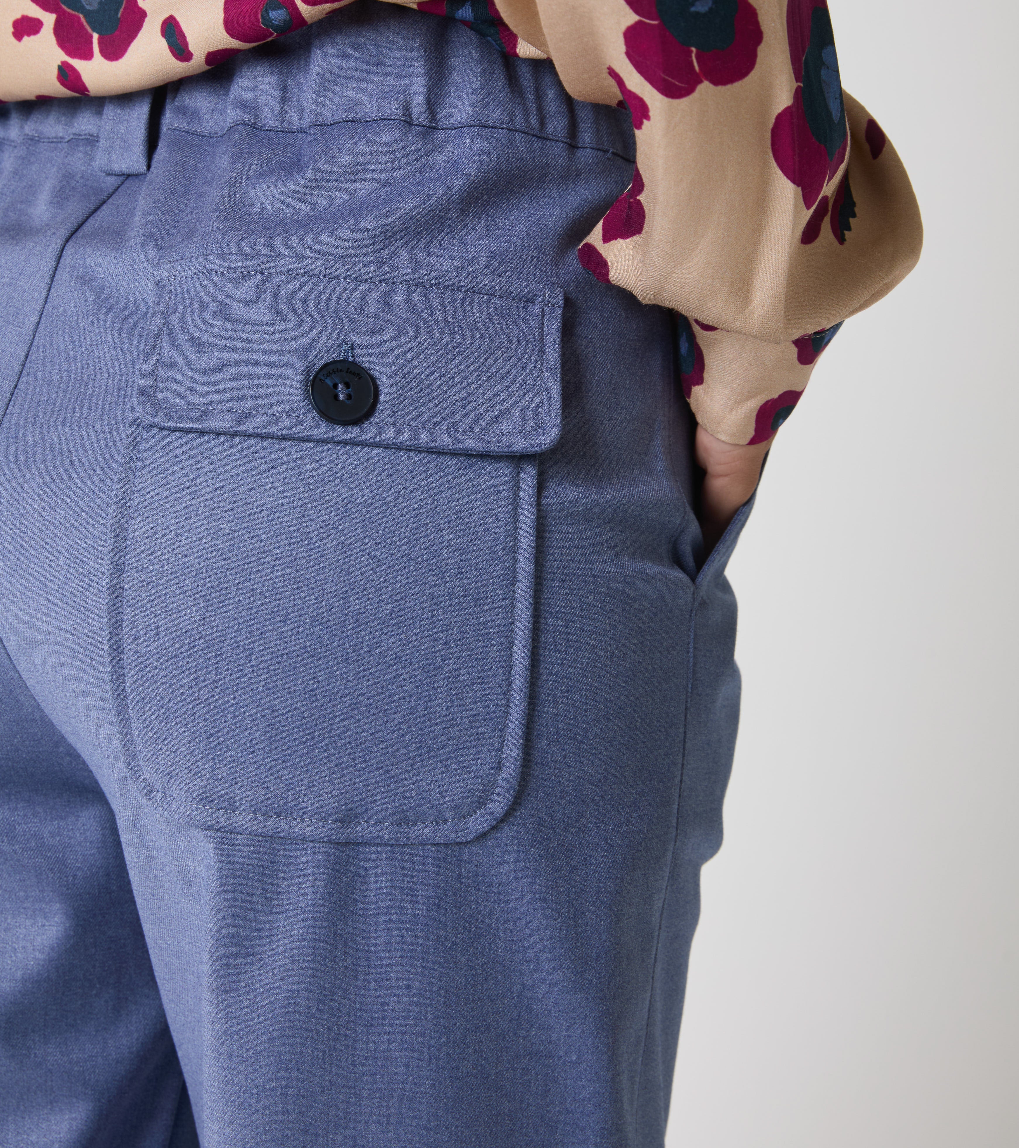 Pantaloni cropped stretch con tasche