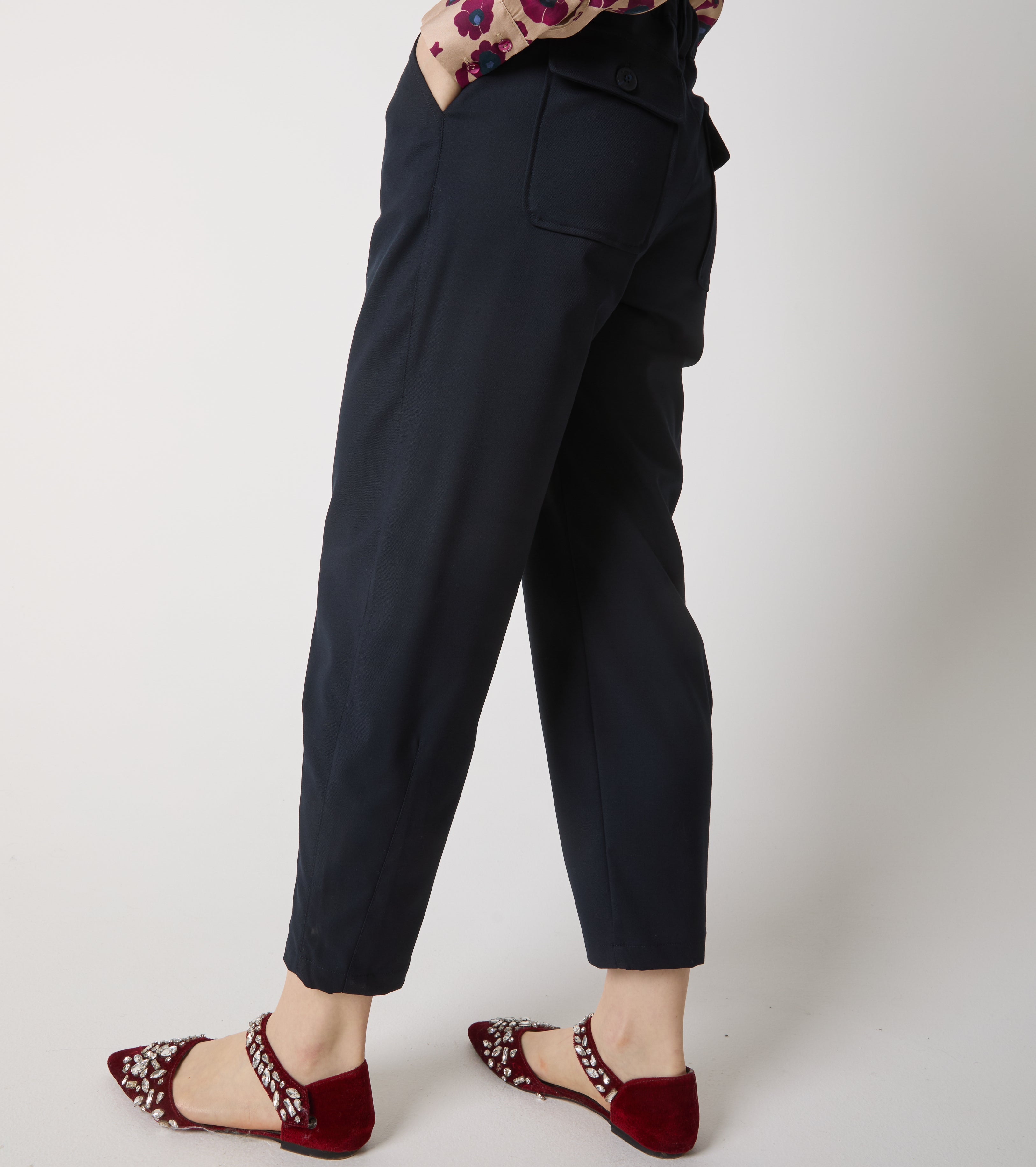 Pantaloni cropped stretch con tasche