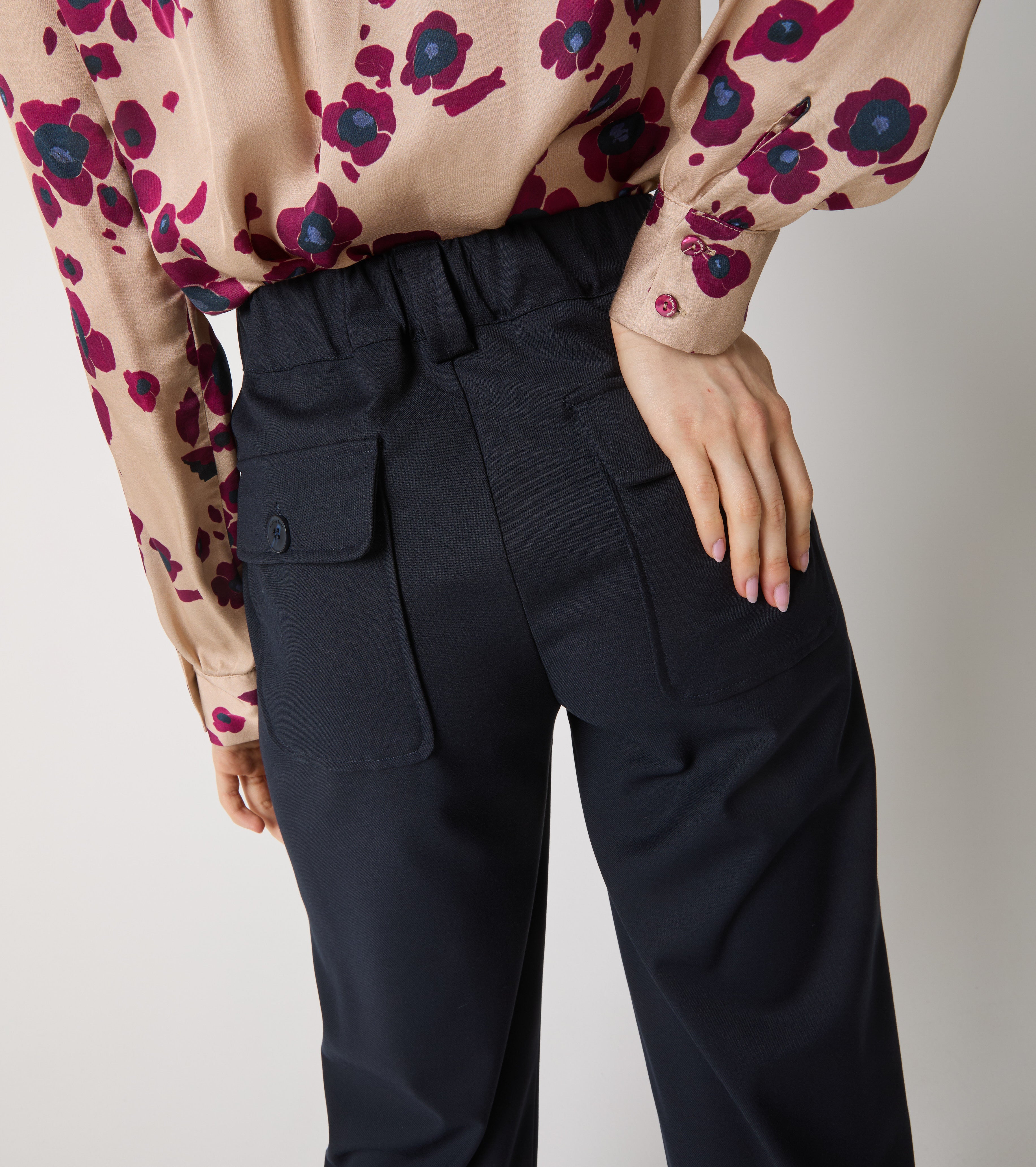 Pantaloni cropped stretch con tasche