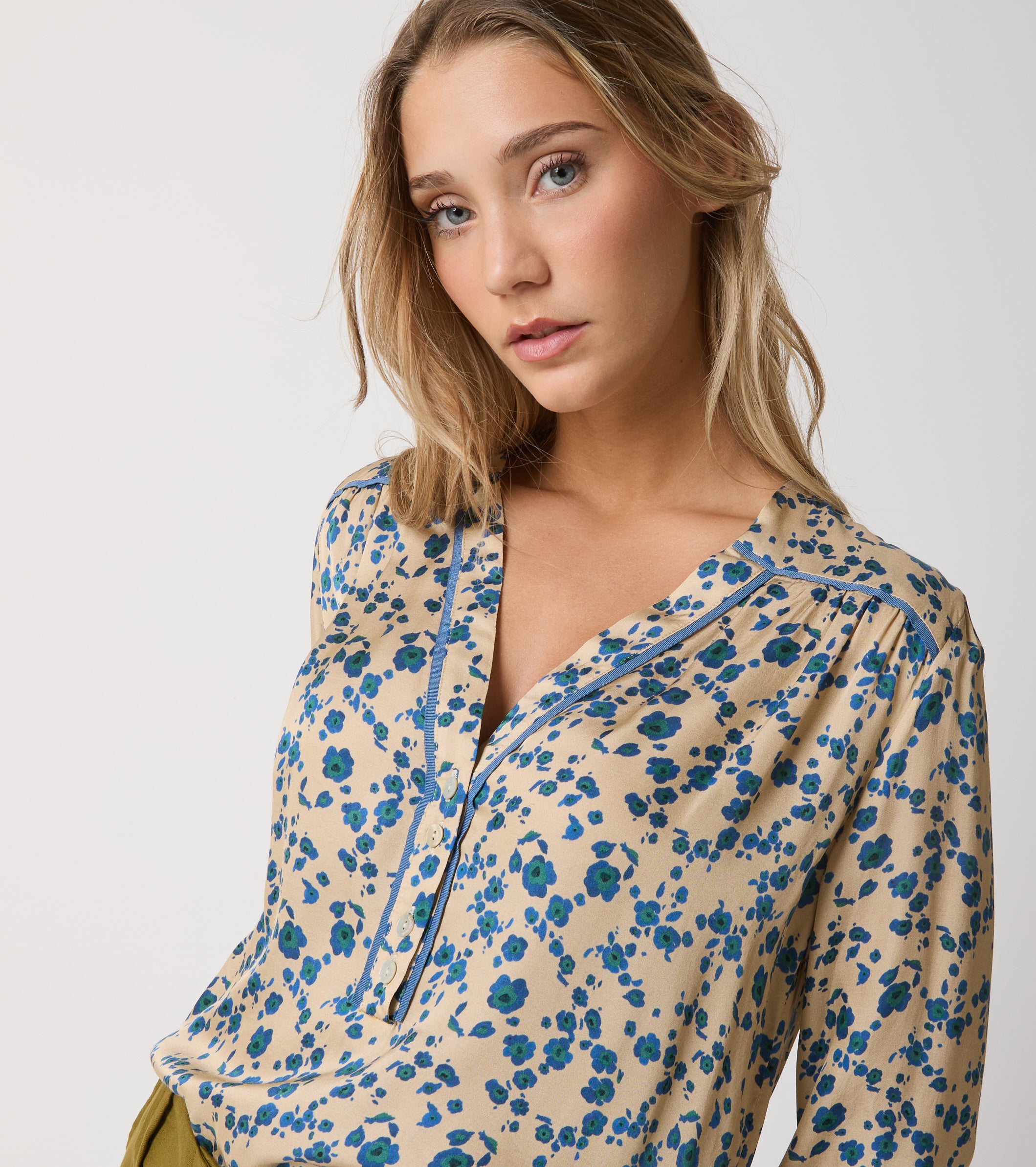 Blusa con stampa e scollo a V