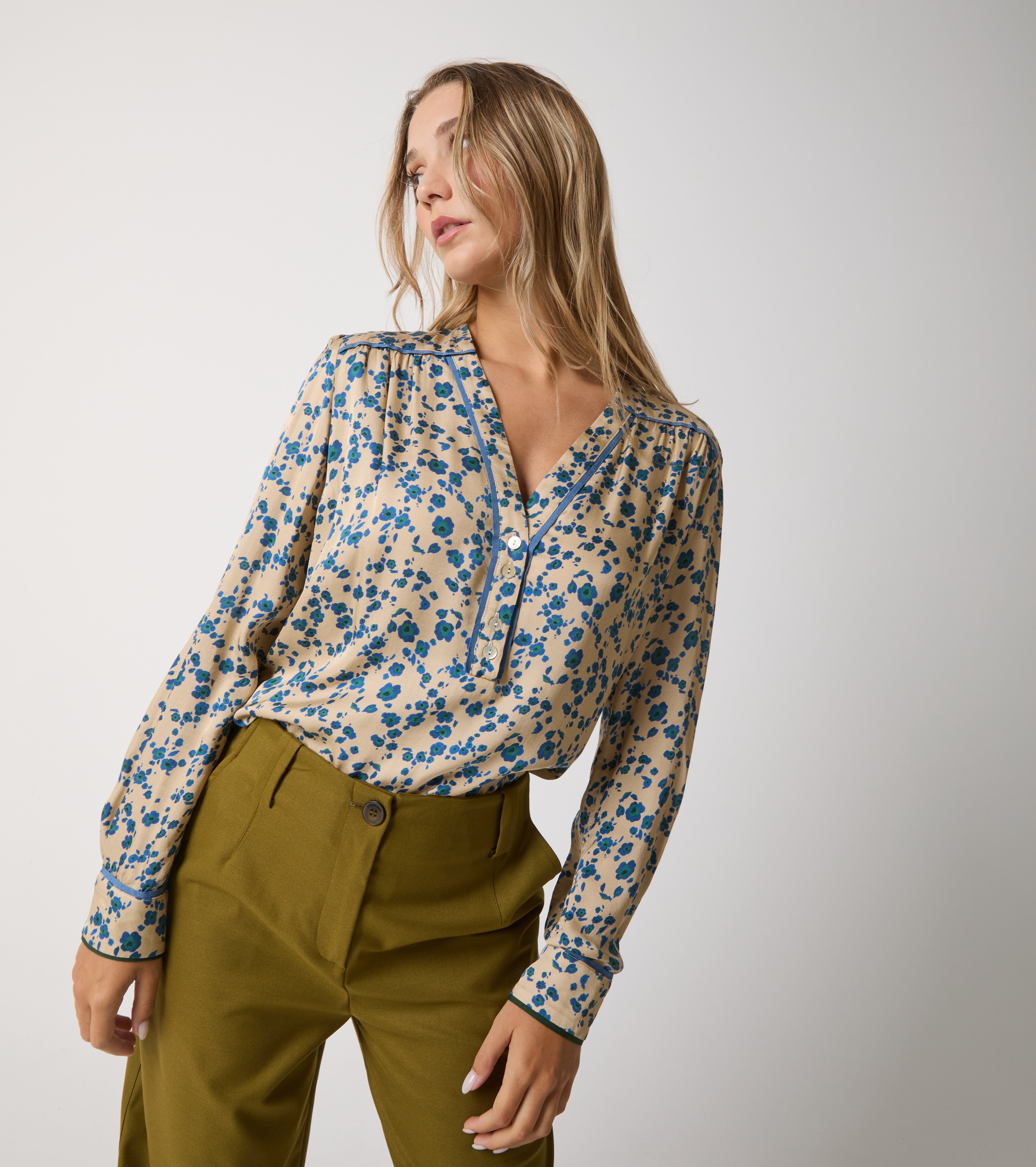 Blusa con stampa e scollo a V