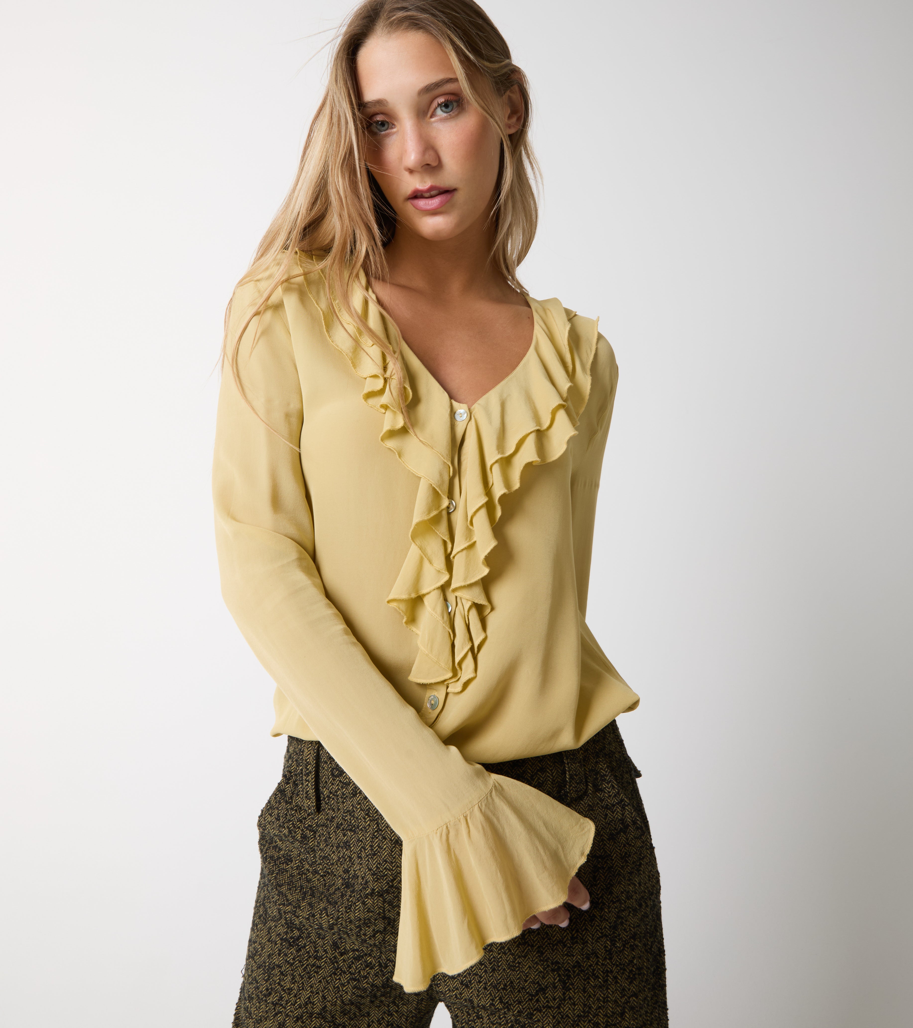 Camicia con rouches e scollo a V