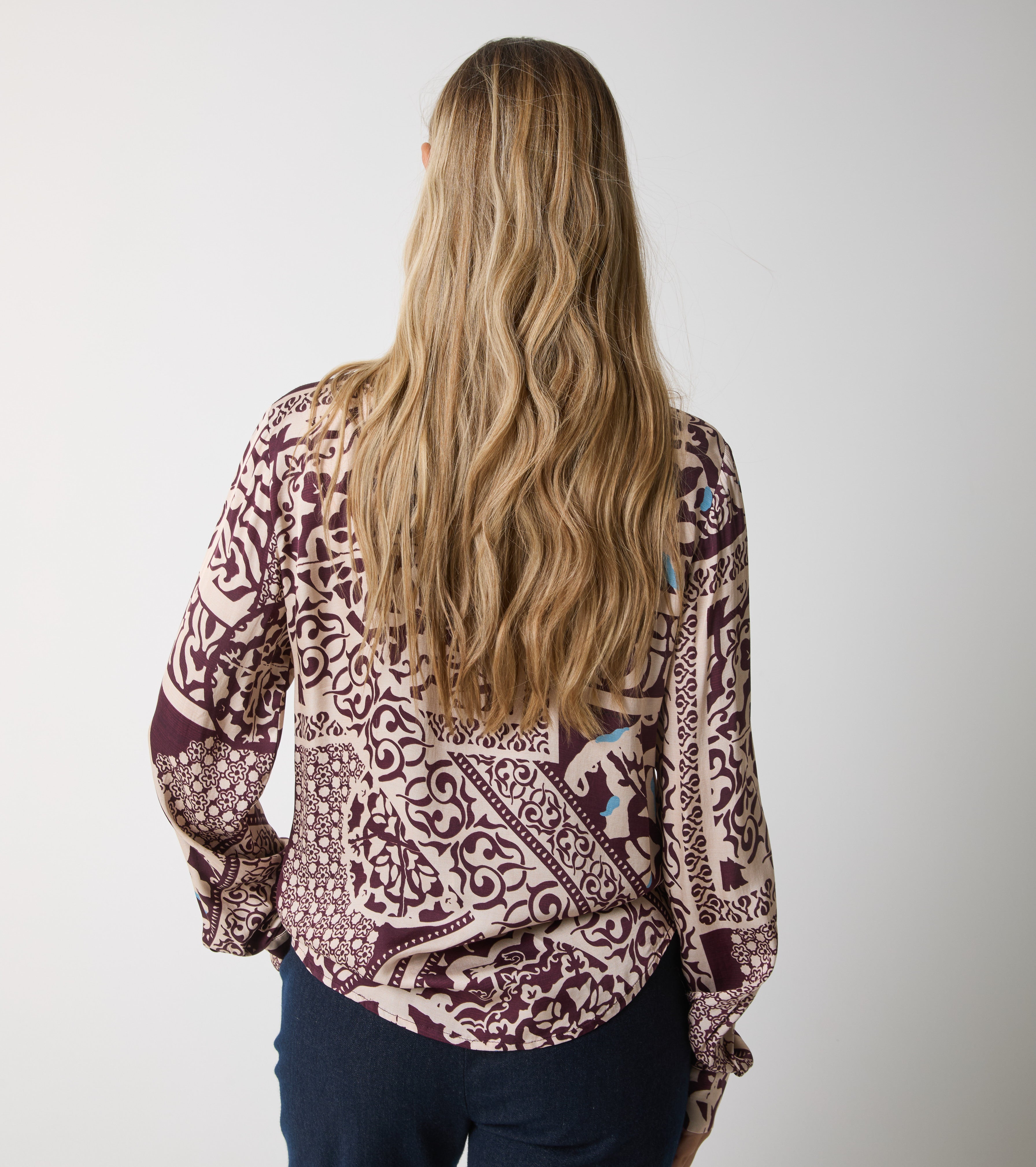 Camicia in raso stampato con maniche lunghe