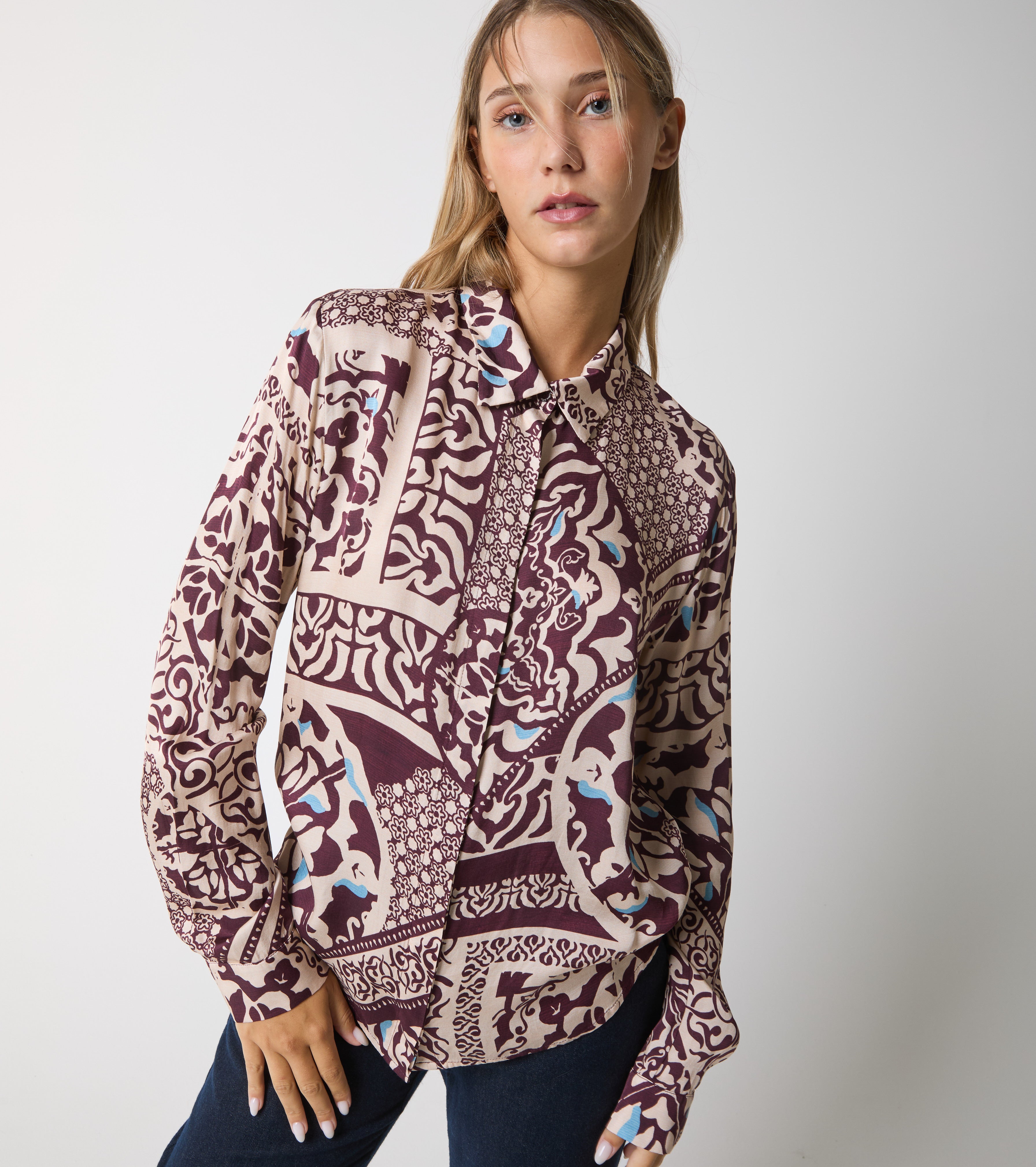 Camicia in raso stampato con maniche lunghe