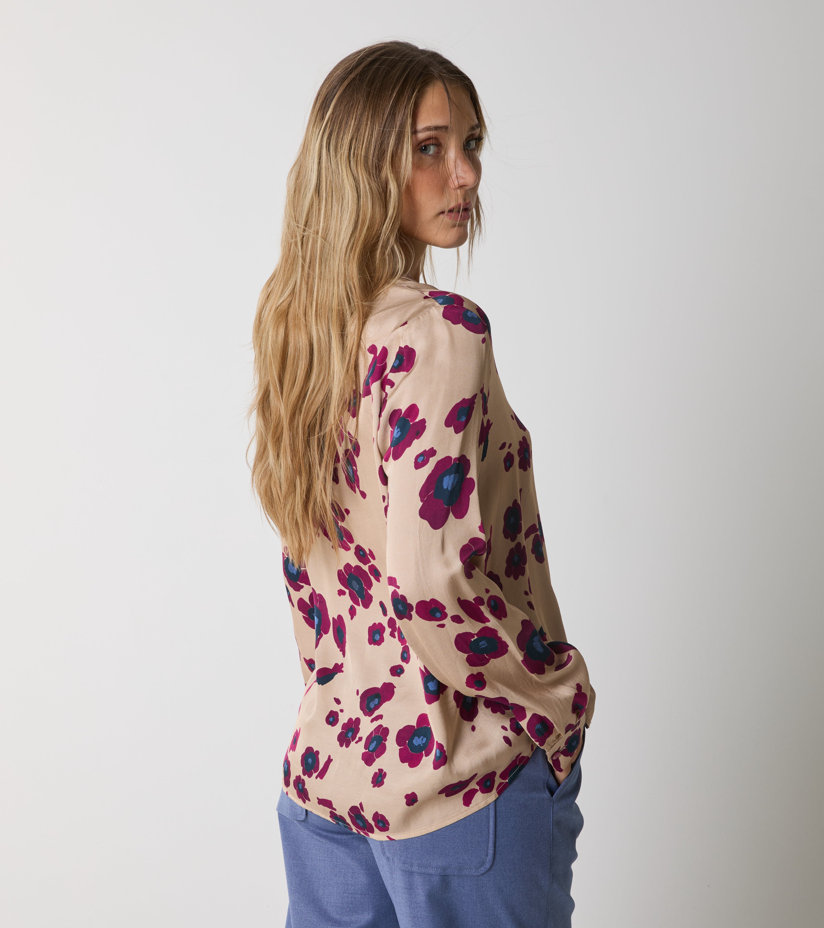 Blusa in raso stampato con scollo a V