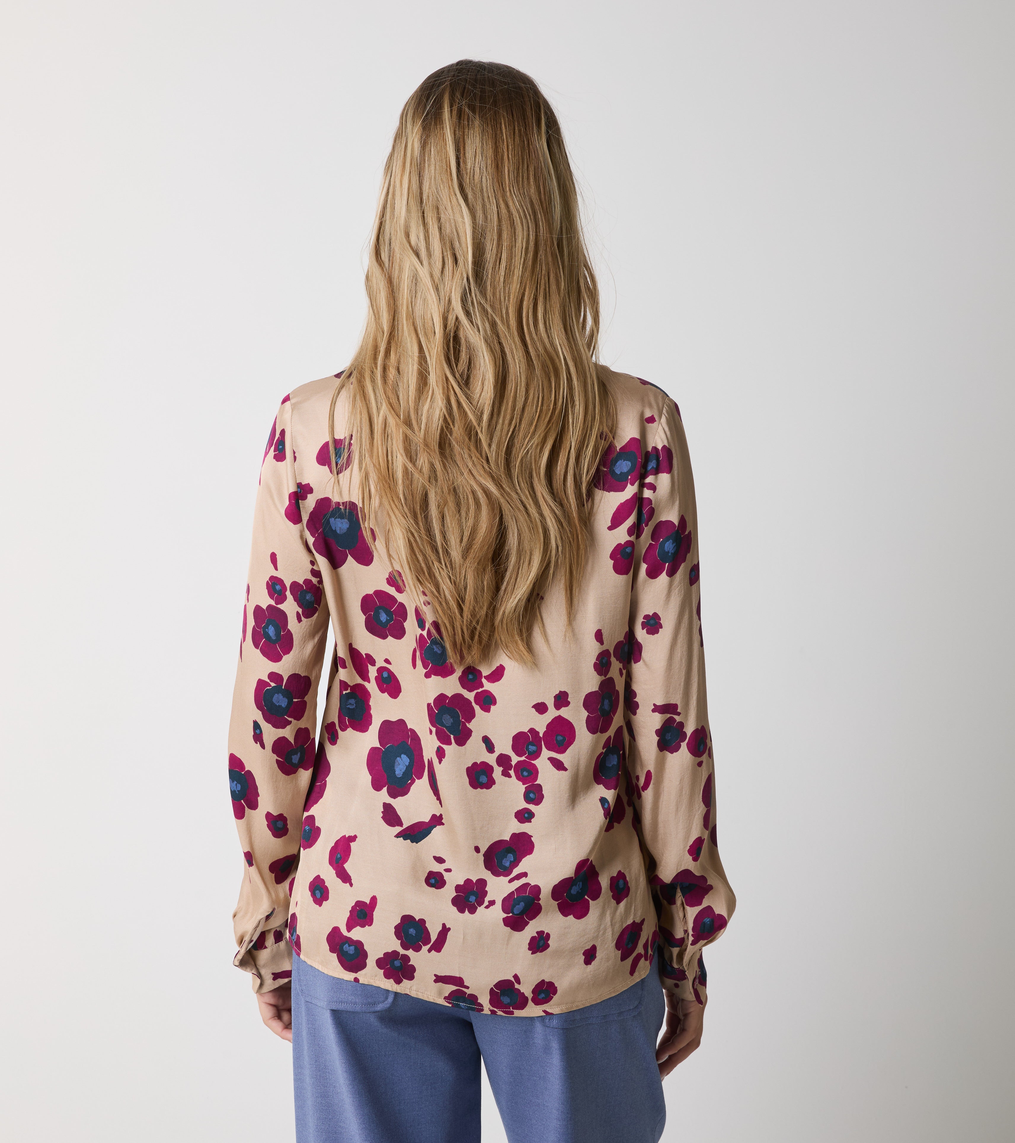 Blusa in raso stampato con scollo a V