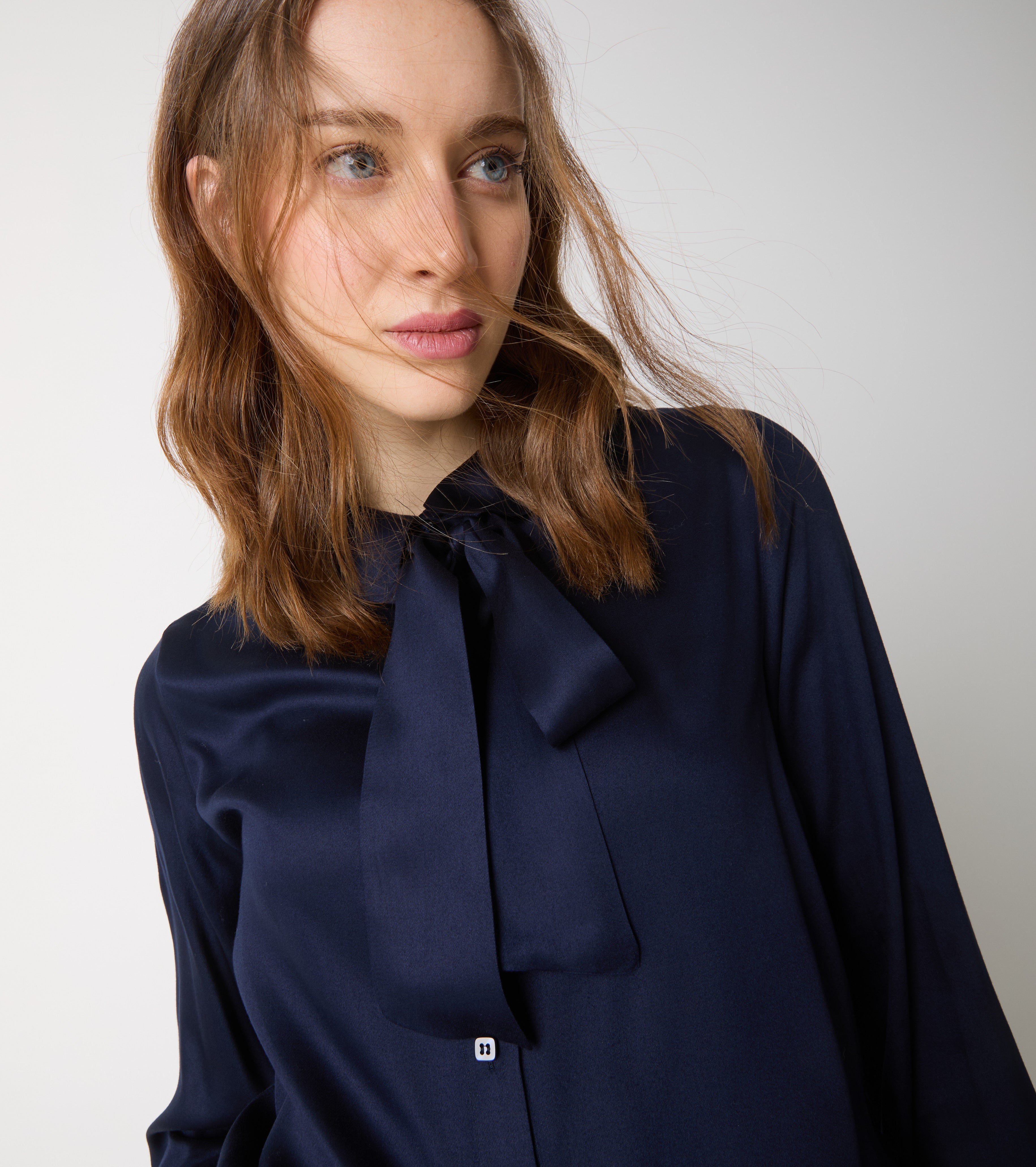 Blusa in raso con foulard