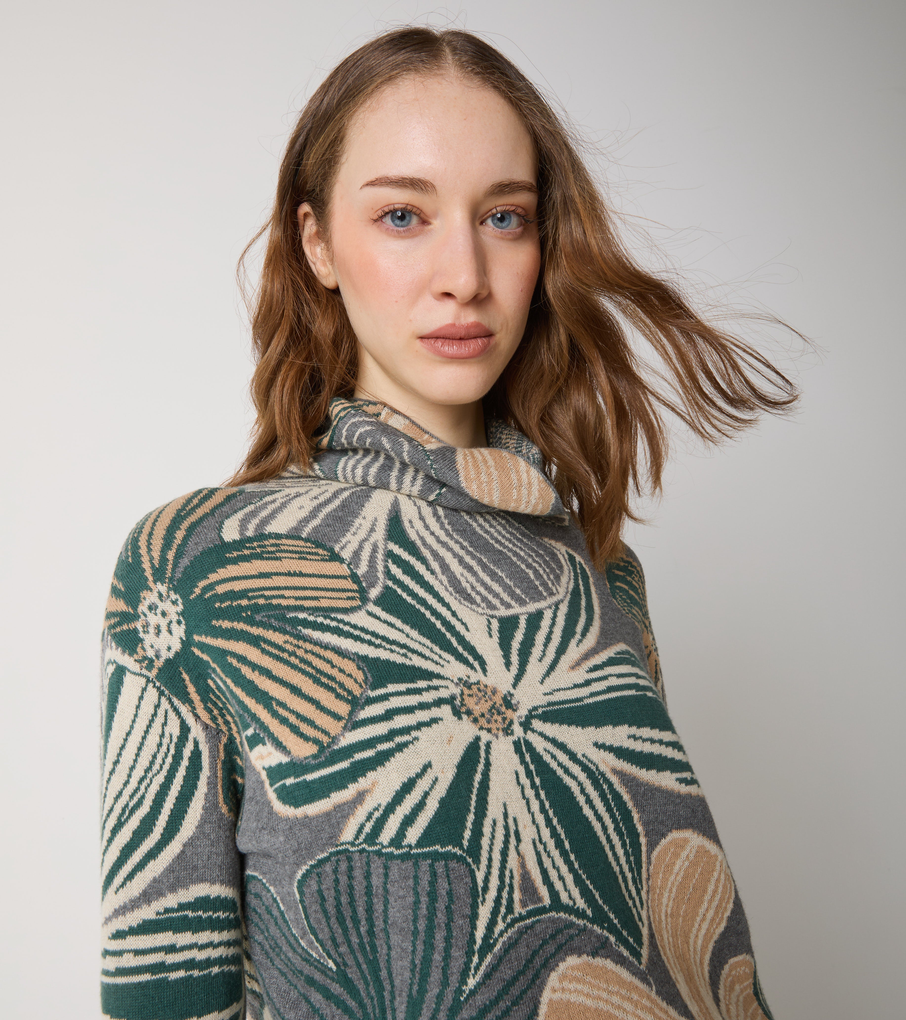 Maglia dolcevita in lana floreale