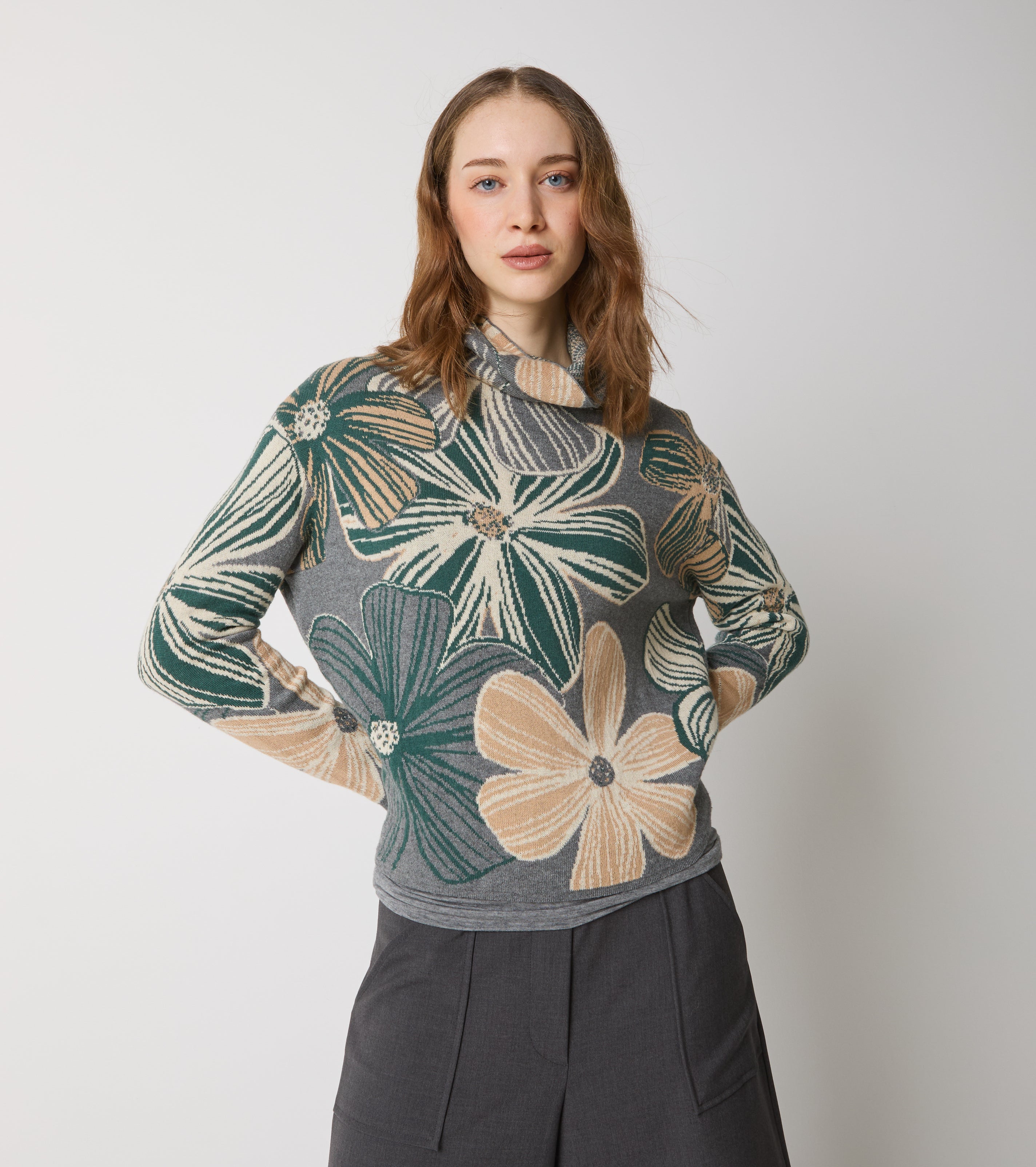 Maglia dolcevita in lana floreale