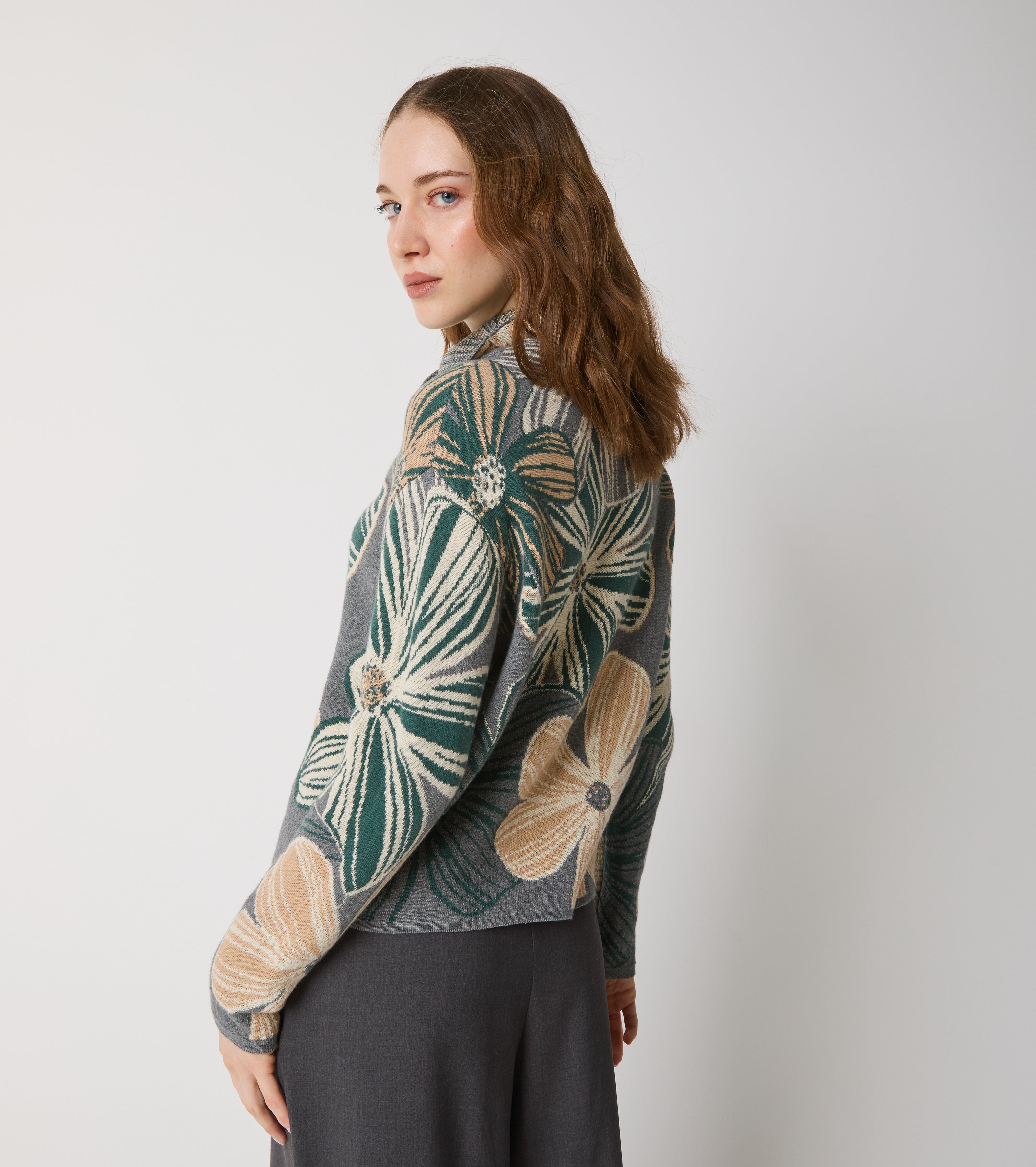 Maglia dolcevita in lana floreale