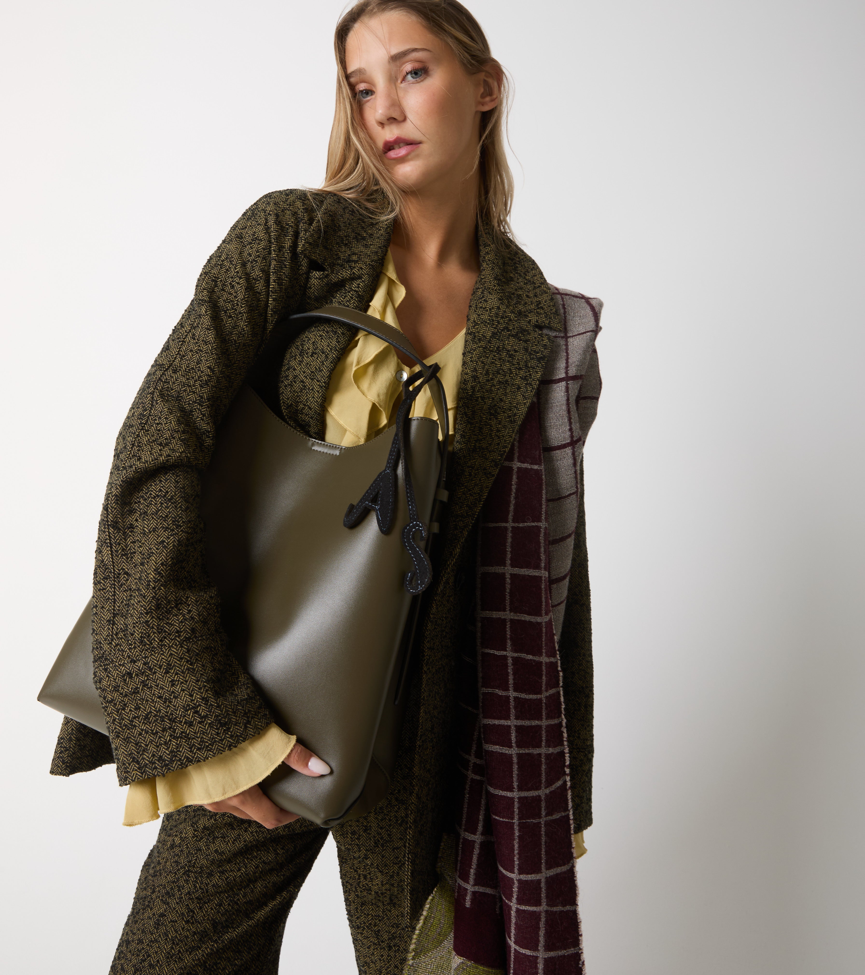 Bolso de cubo con charm