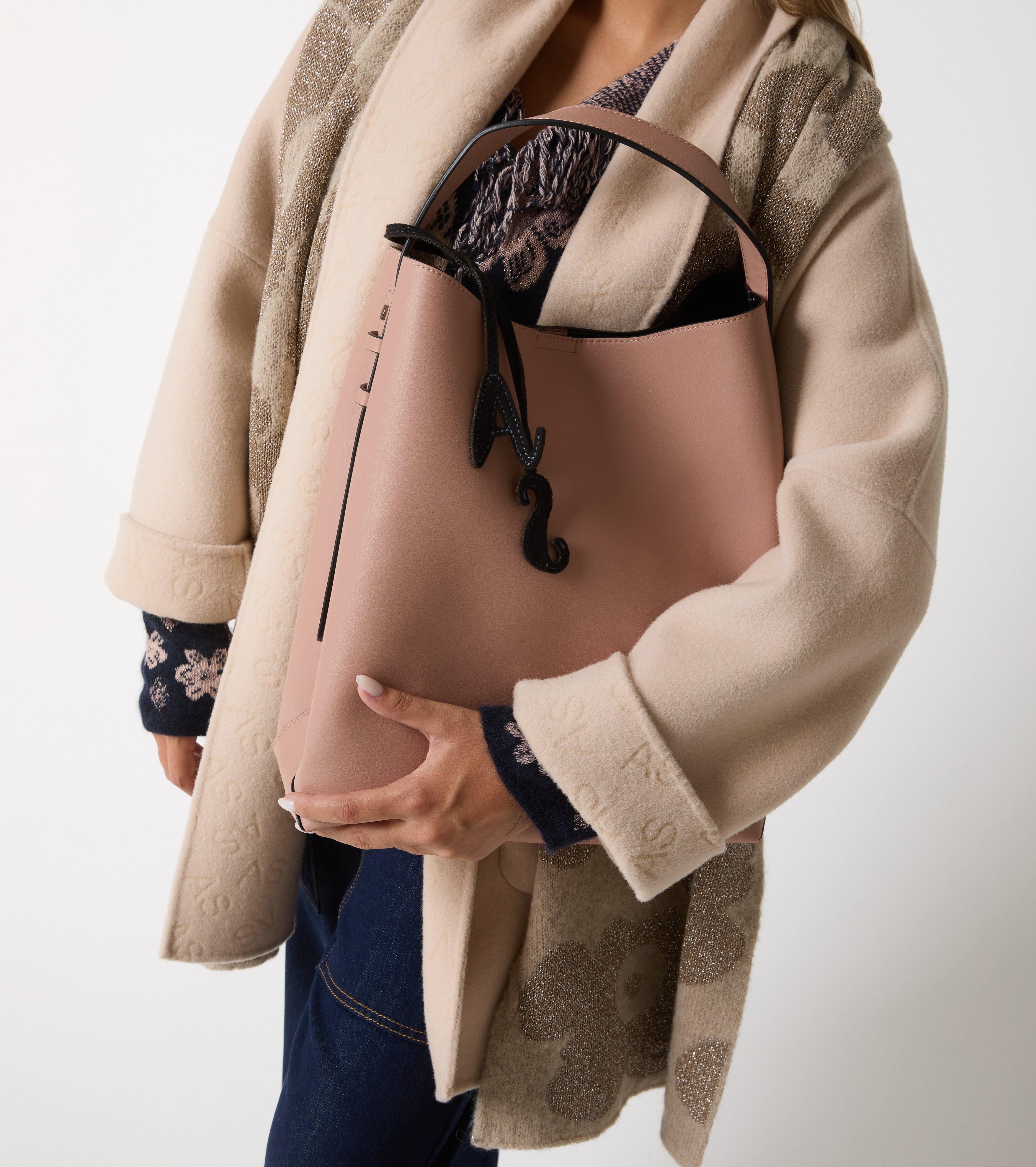 Bolso de cubo con charm