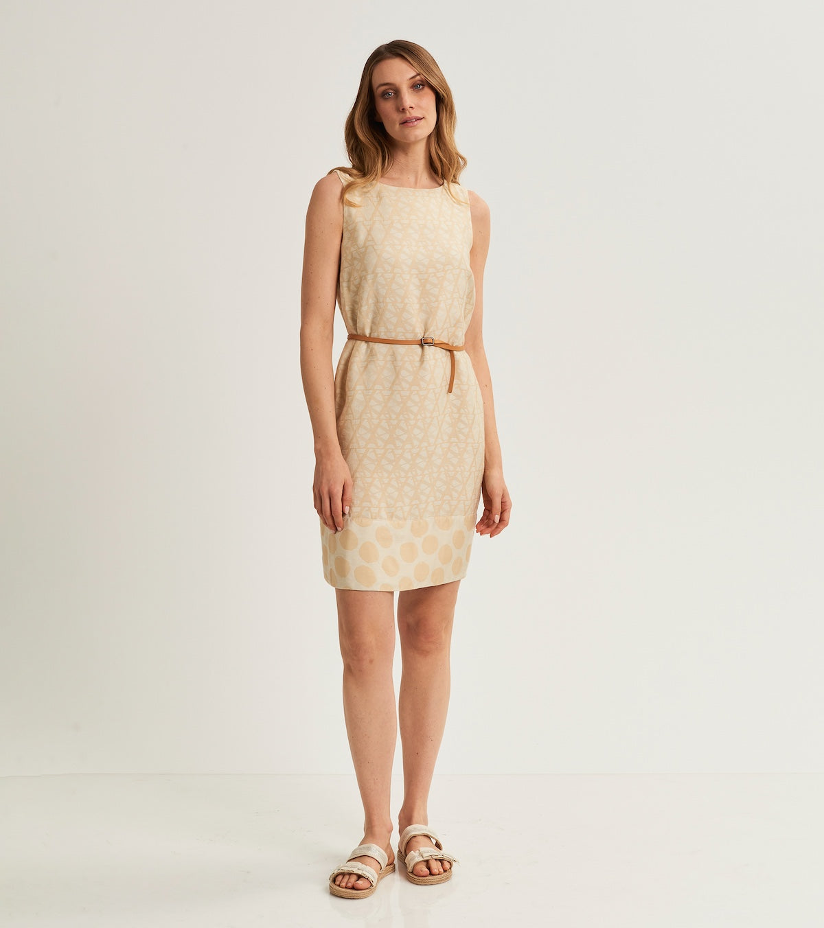 Crew neck dress with belt