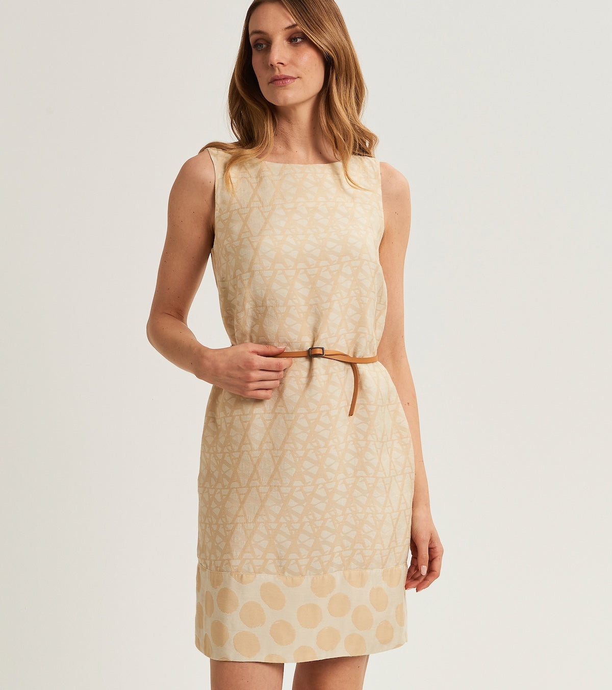 Crew neck dress with belt