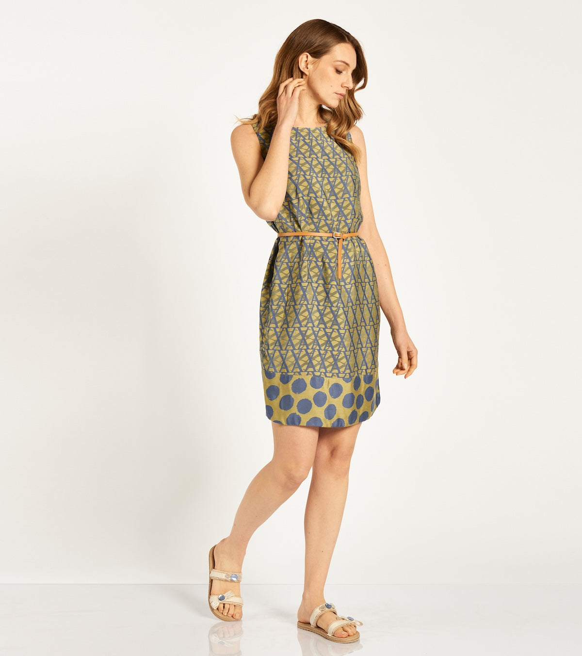 Crew neck dress with belt