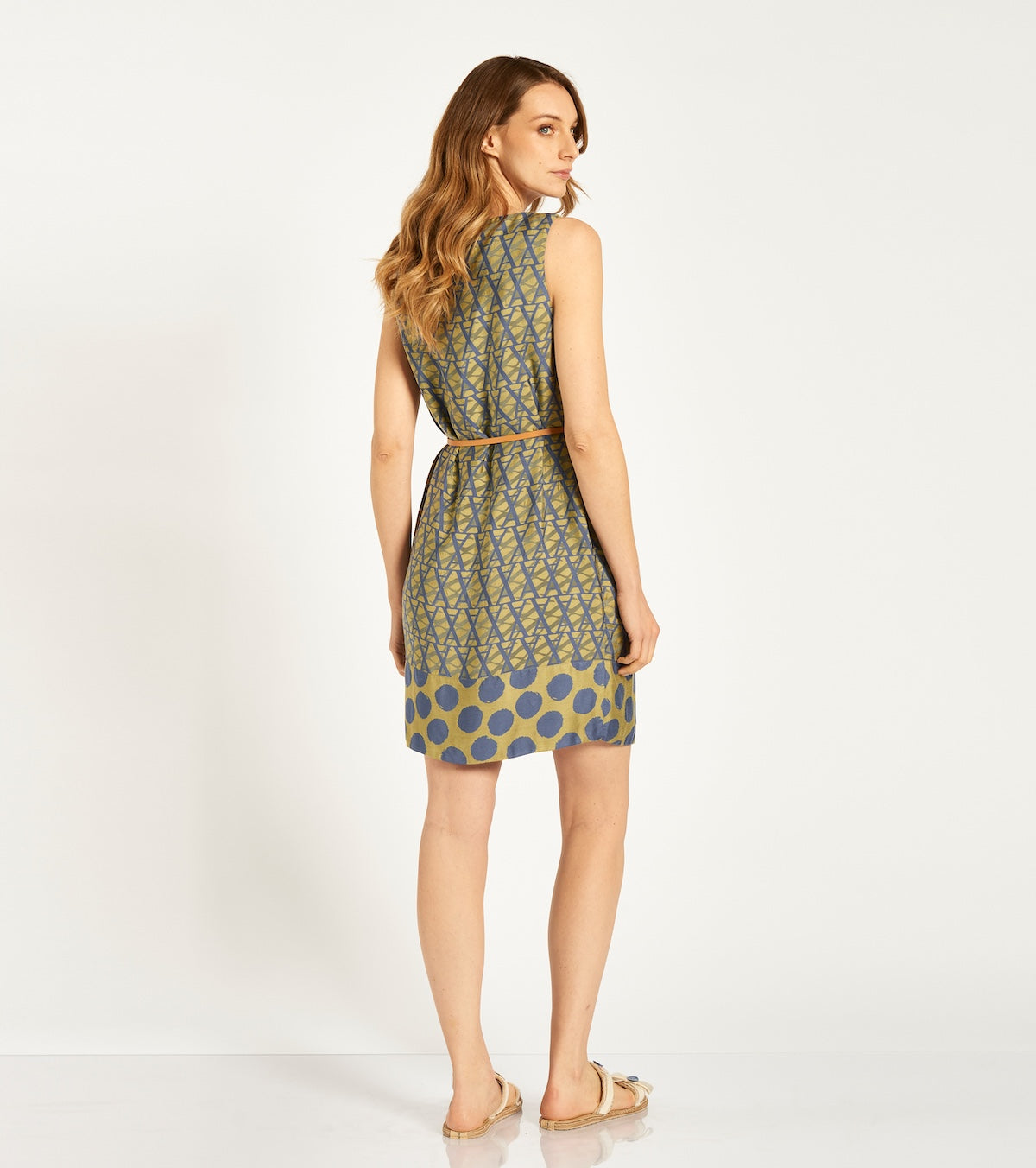 Crew neck dress with belt