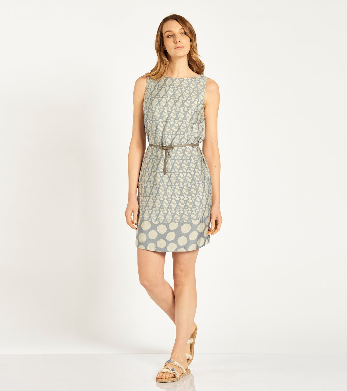 Crew neck dress with belt