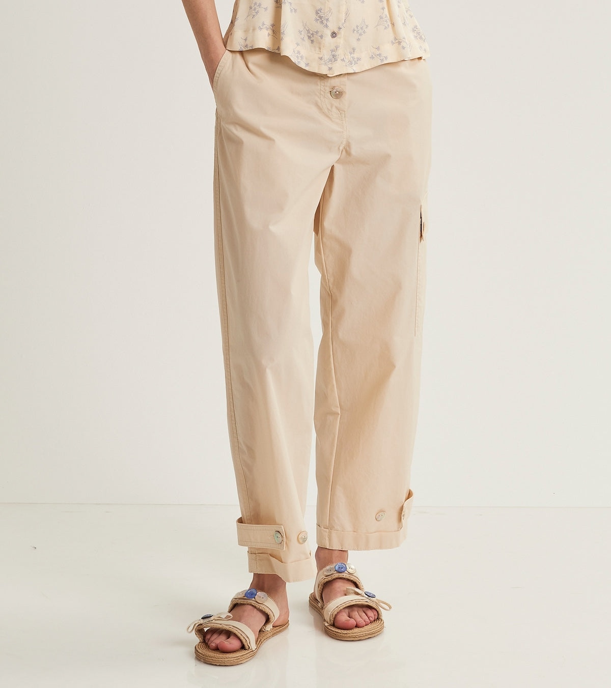 Cargo trousers with turn-up hem