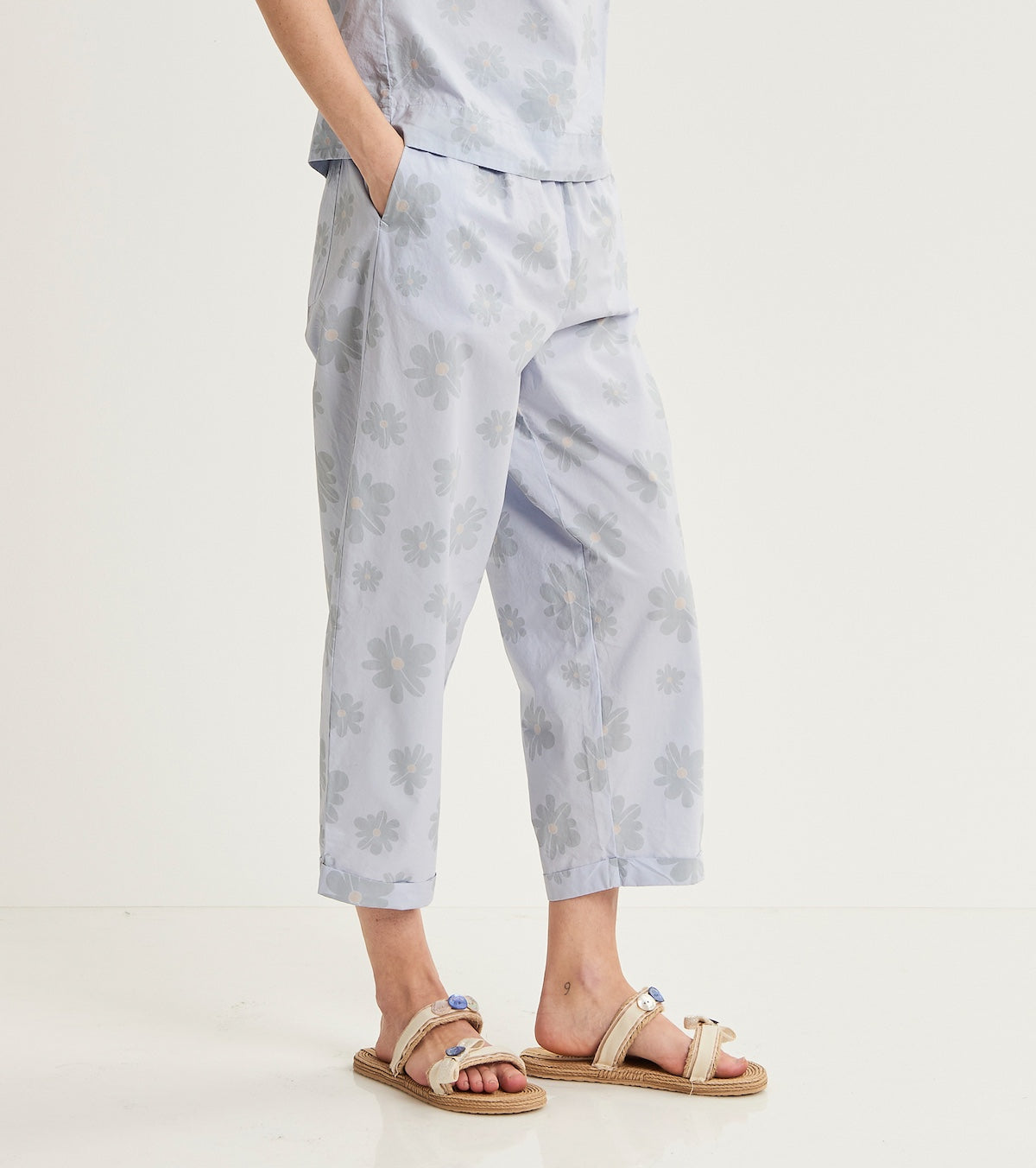 Cropped trousers with drawstring
