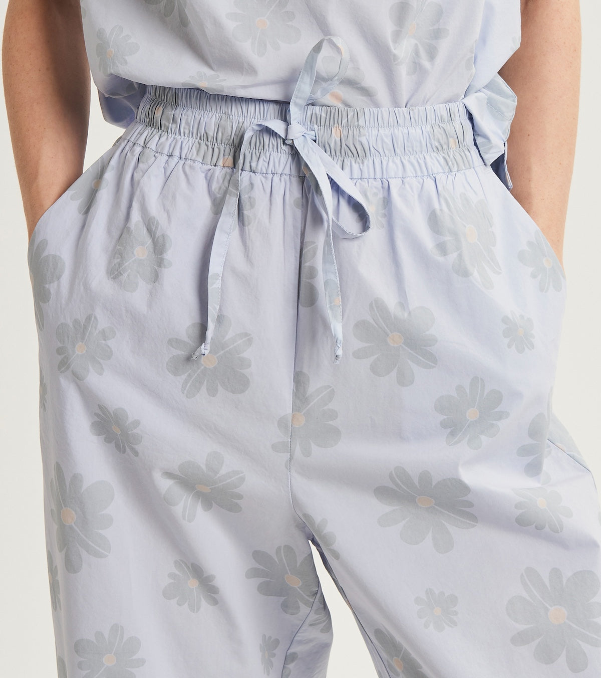 Cropped trousers with drawstring