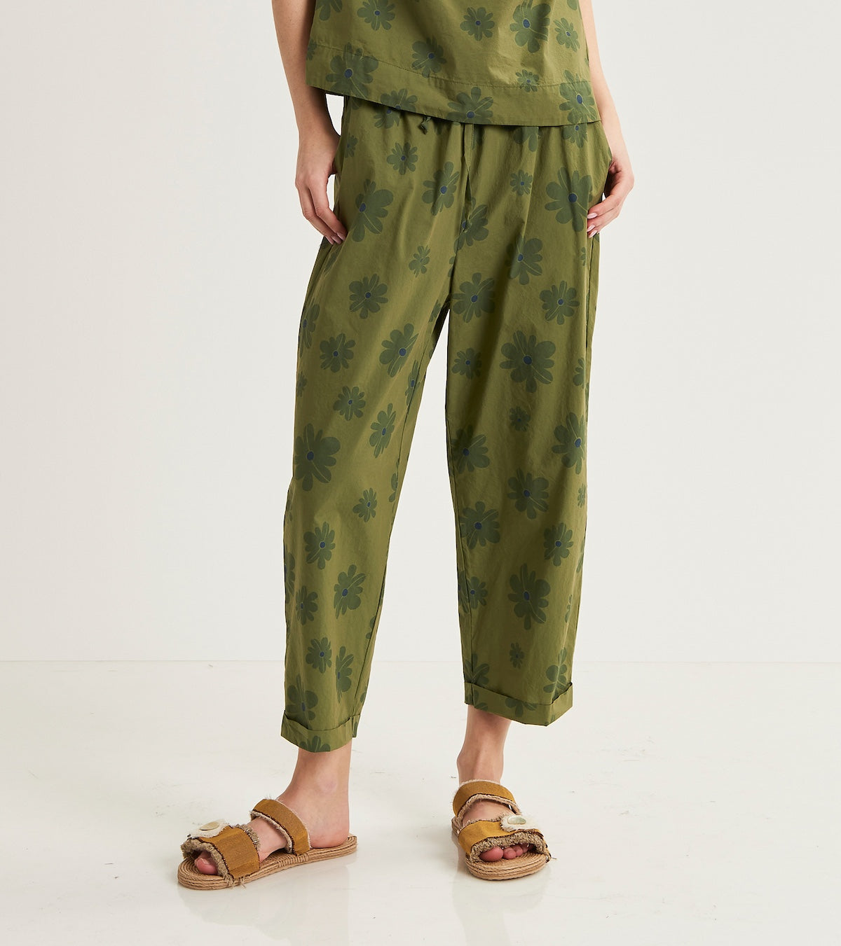Cropped trousers with drawstring