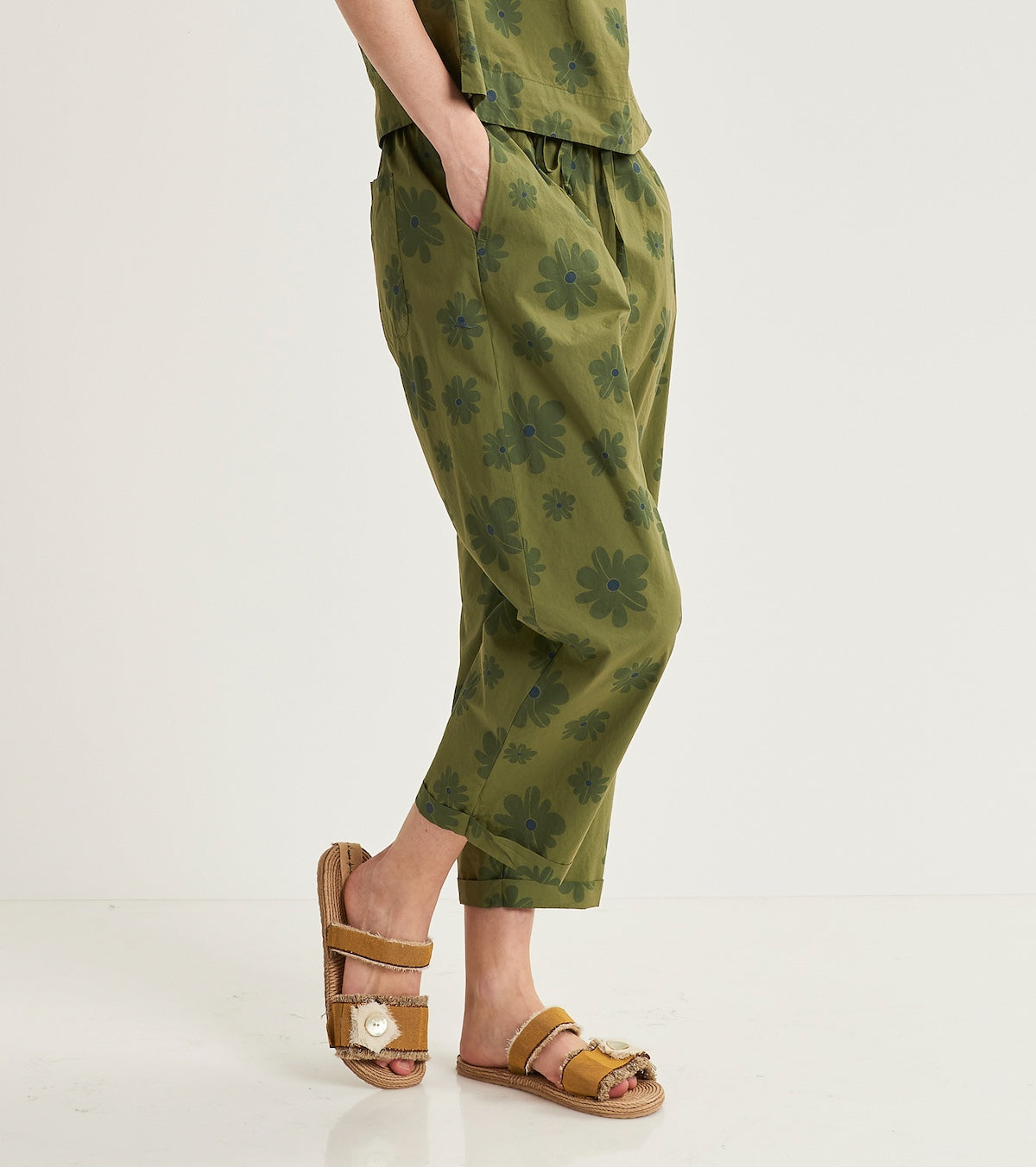 Cropped trousers with drawstring