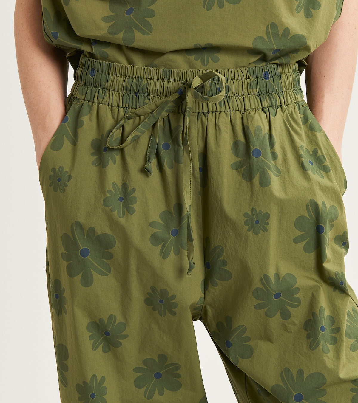 Cropped trousers with drawstring
