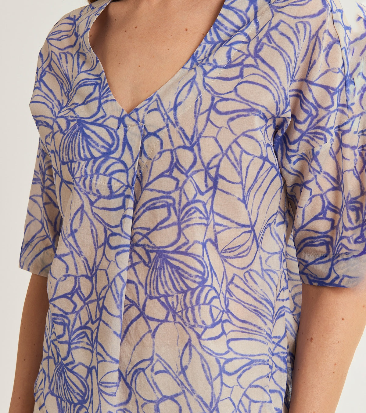 Printed blouse with three-quarter sleeves