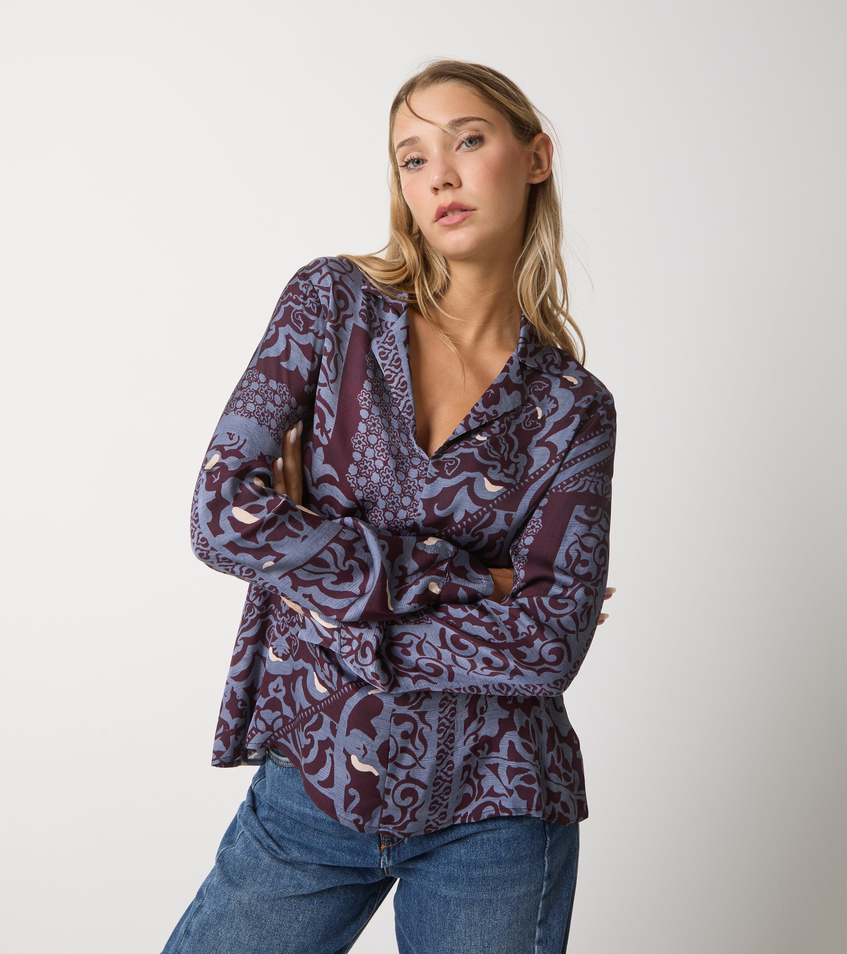 Blusa in raso stampato con scollo a V