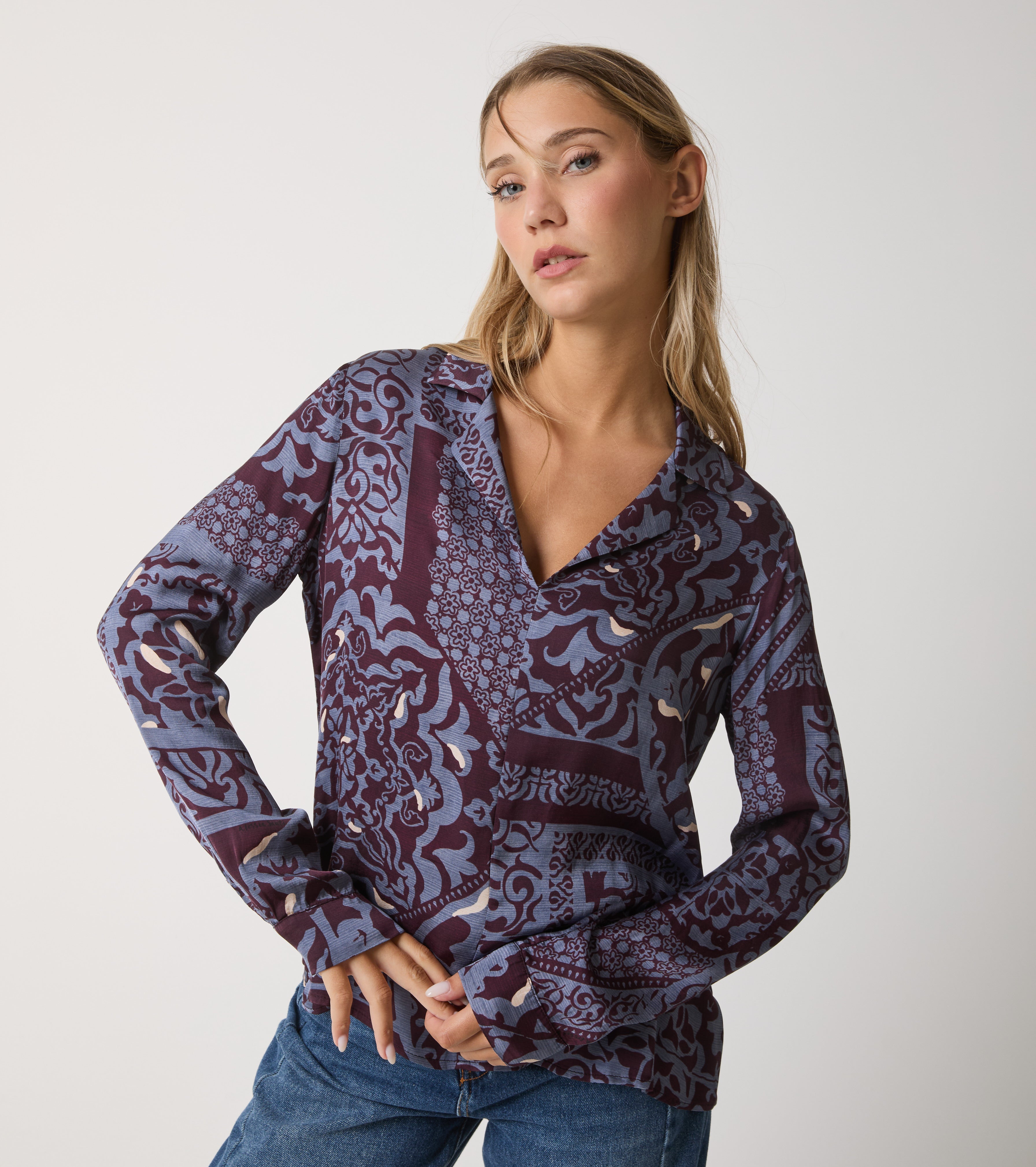 Blusa in raso stampato con scollo a V