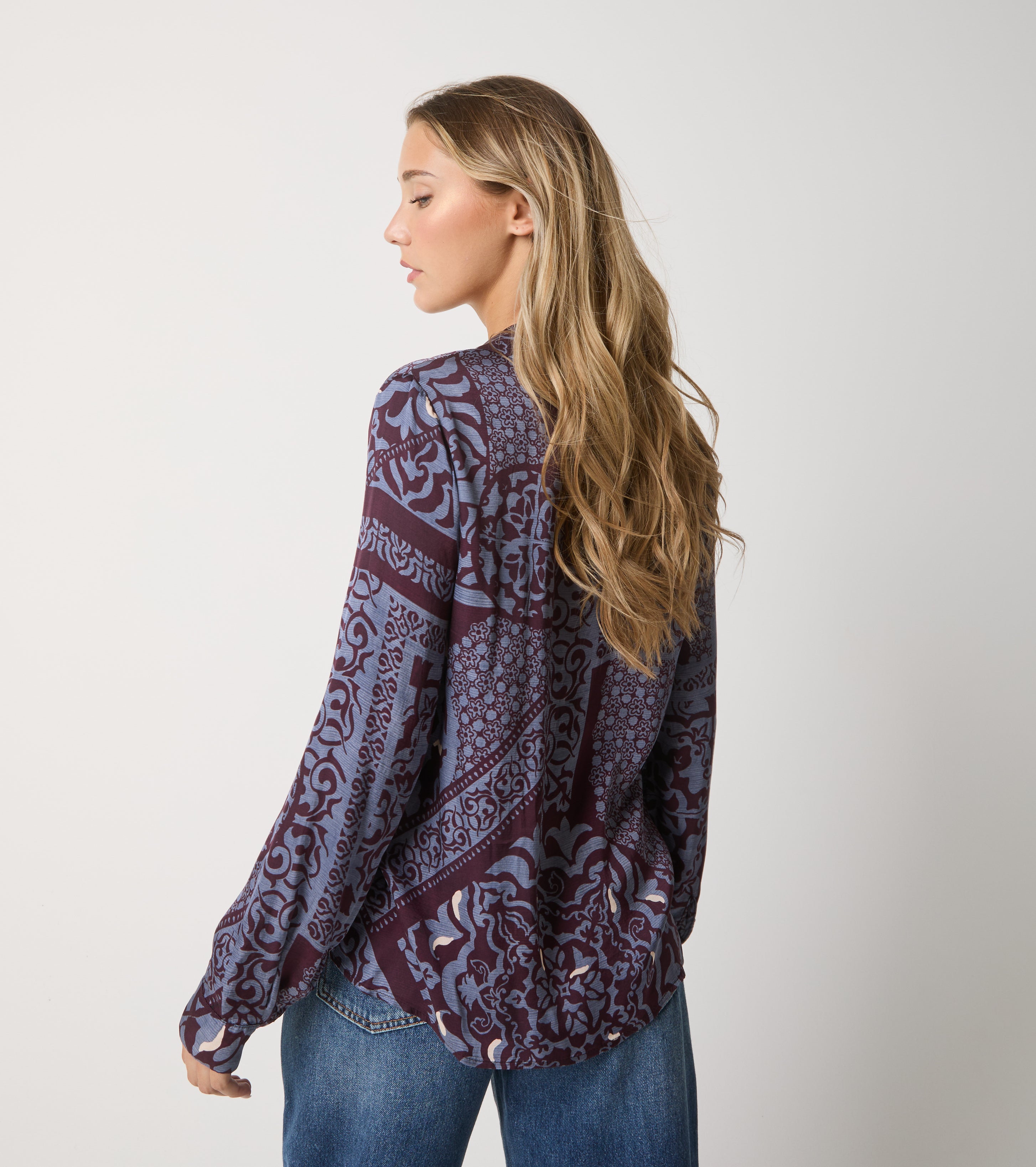 Blusa in raso stampato con scollo a V