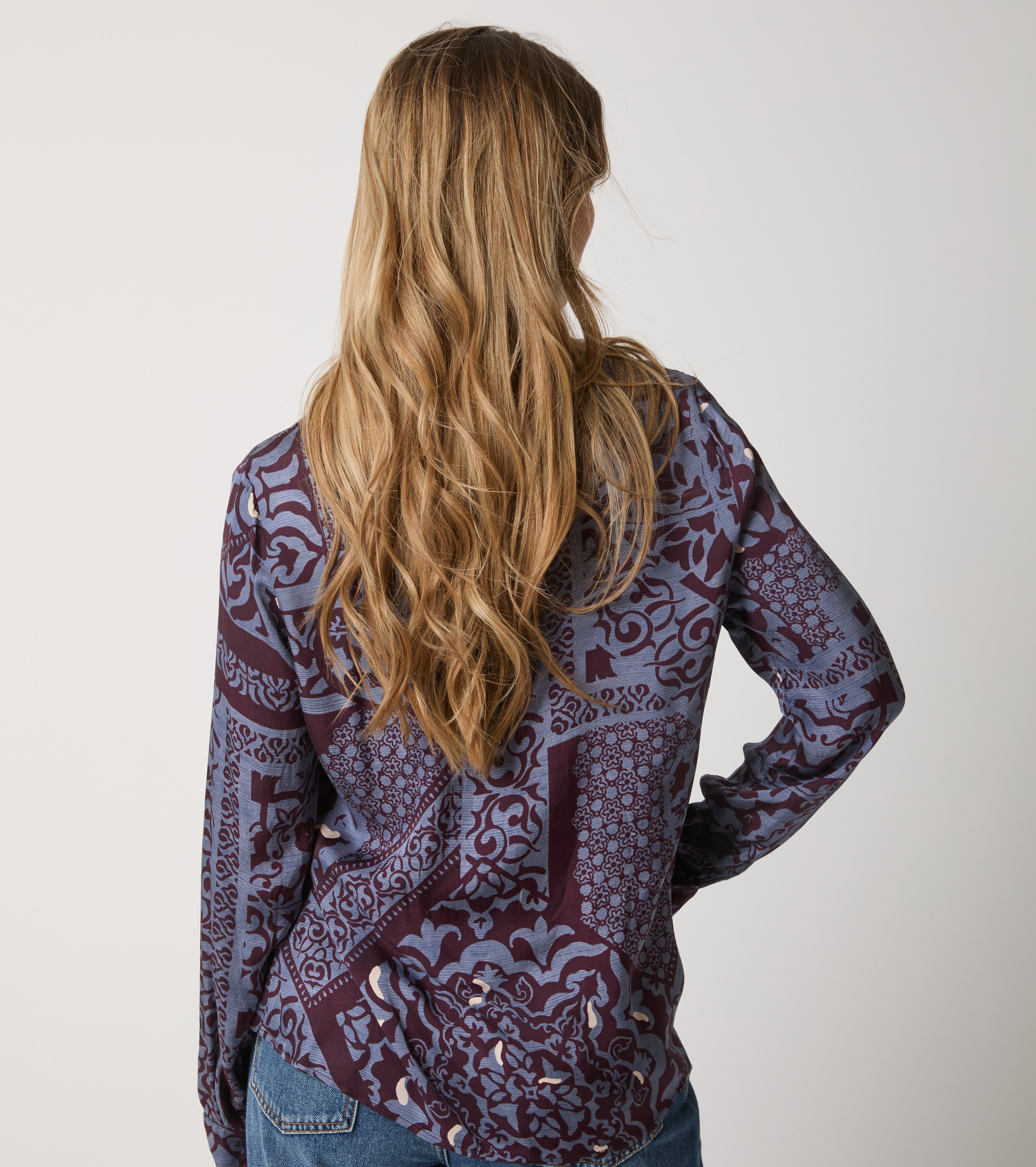 Blusa in raso stampato con scollo a V
