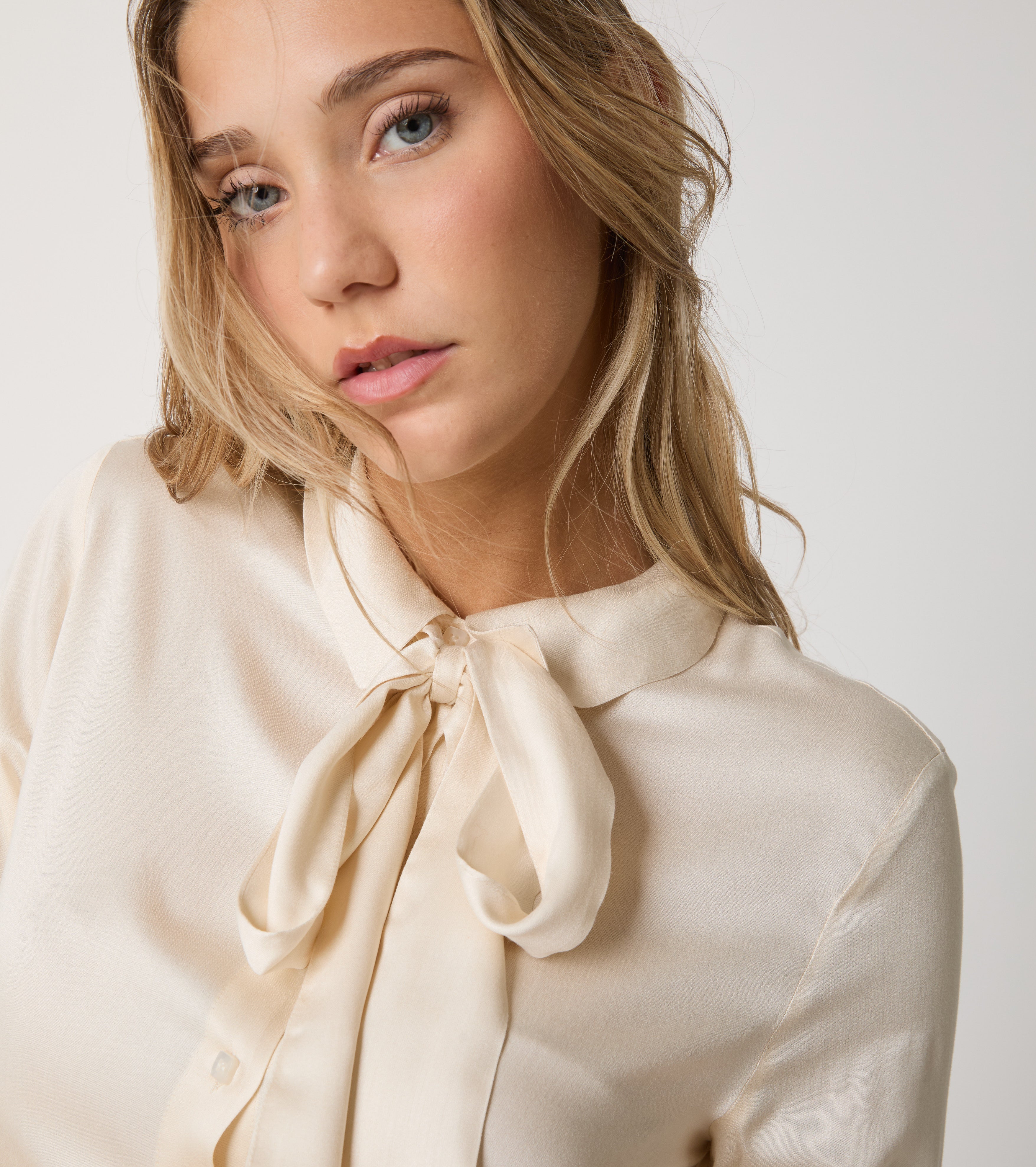 Blusa in raso con foulard