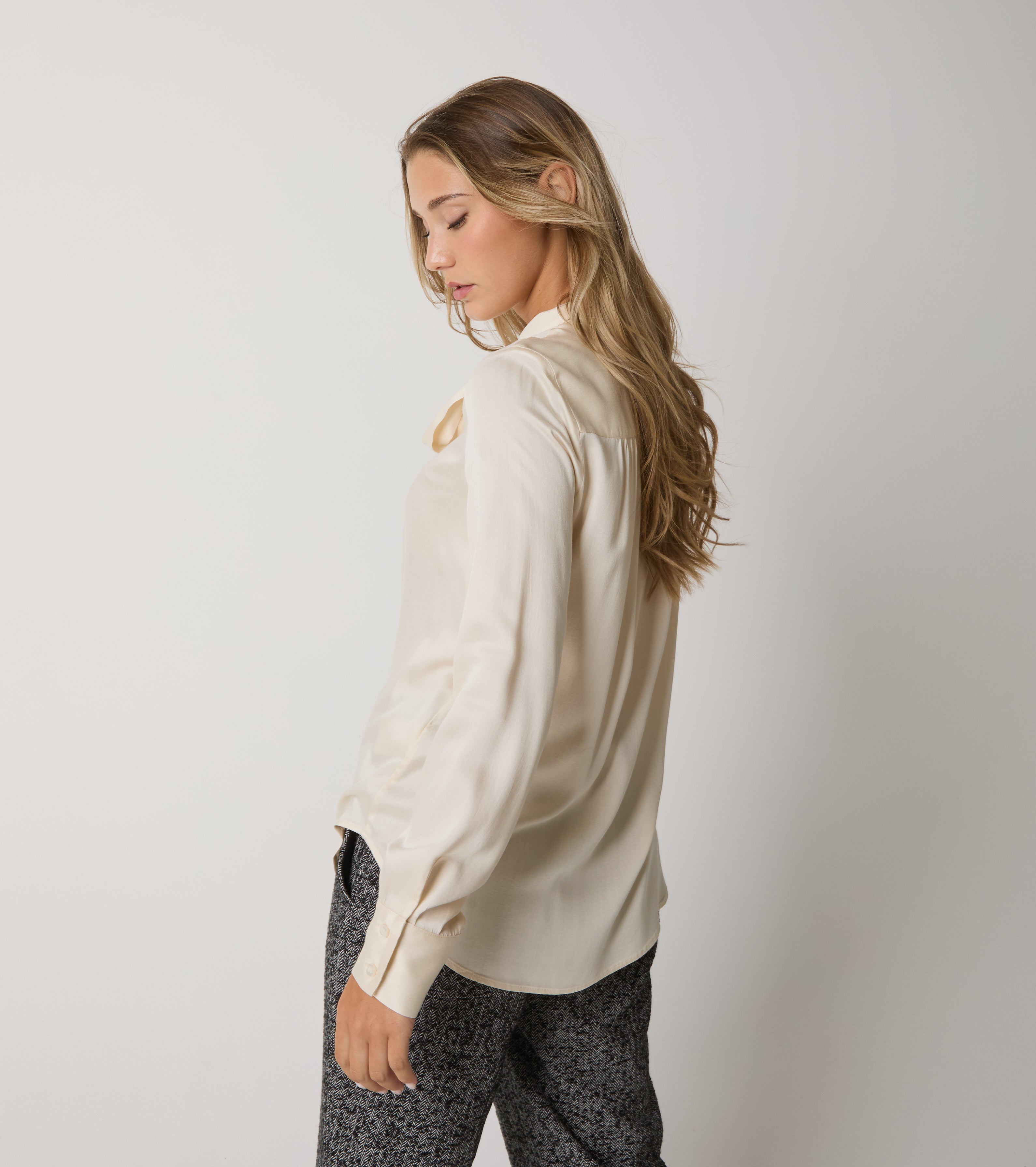 Blusa in raso con foulard