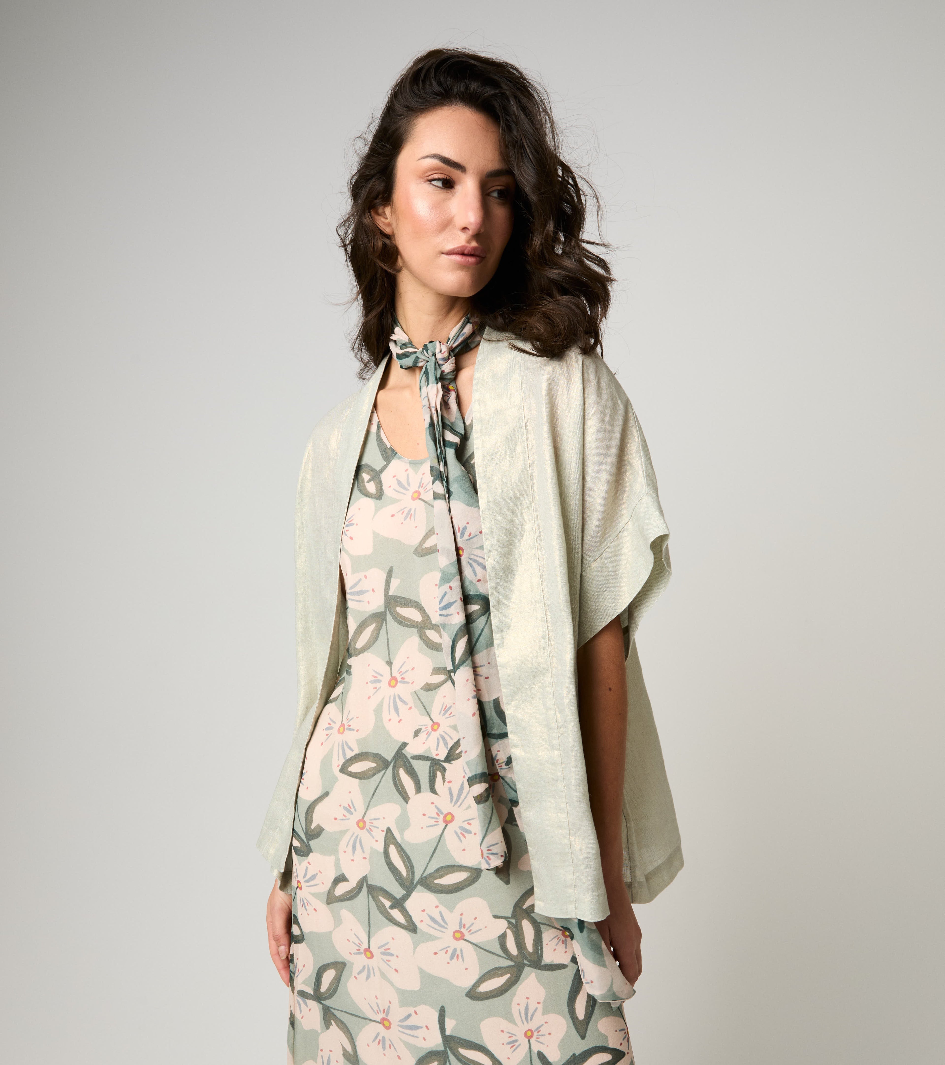 Giacca kimono color panna indossata sopra abito floreale verde Alessia Santi
