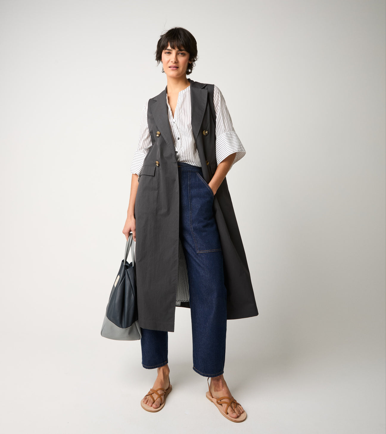 Outfit primavera donna con blazer lungo e pantaloni casual eleganti