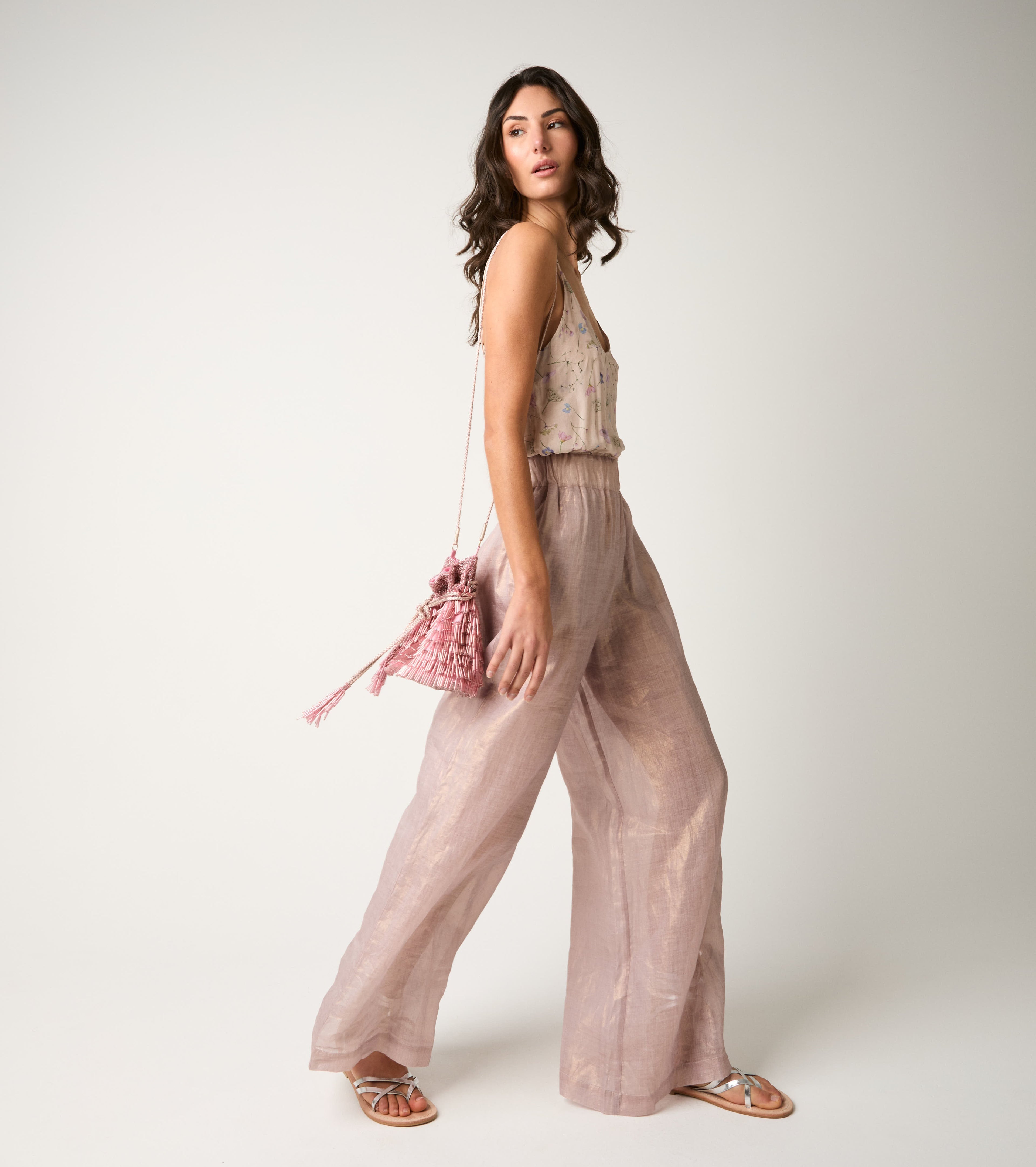 Come vestirsi a un matrimonio: outfit eleganti e alternative all’abito