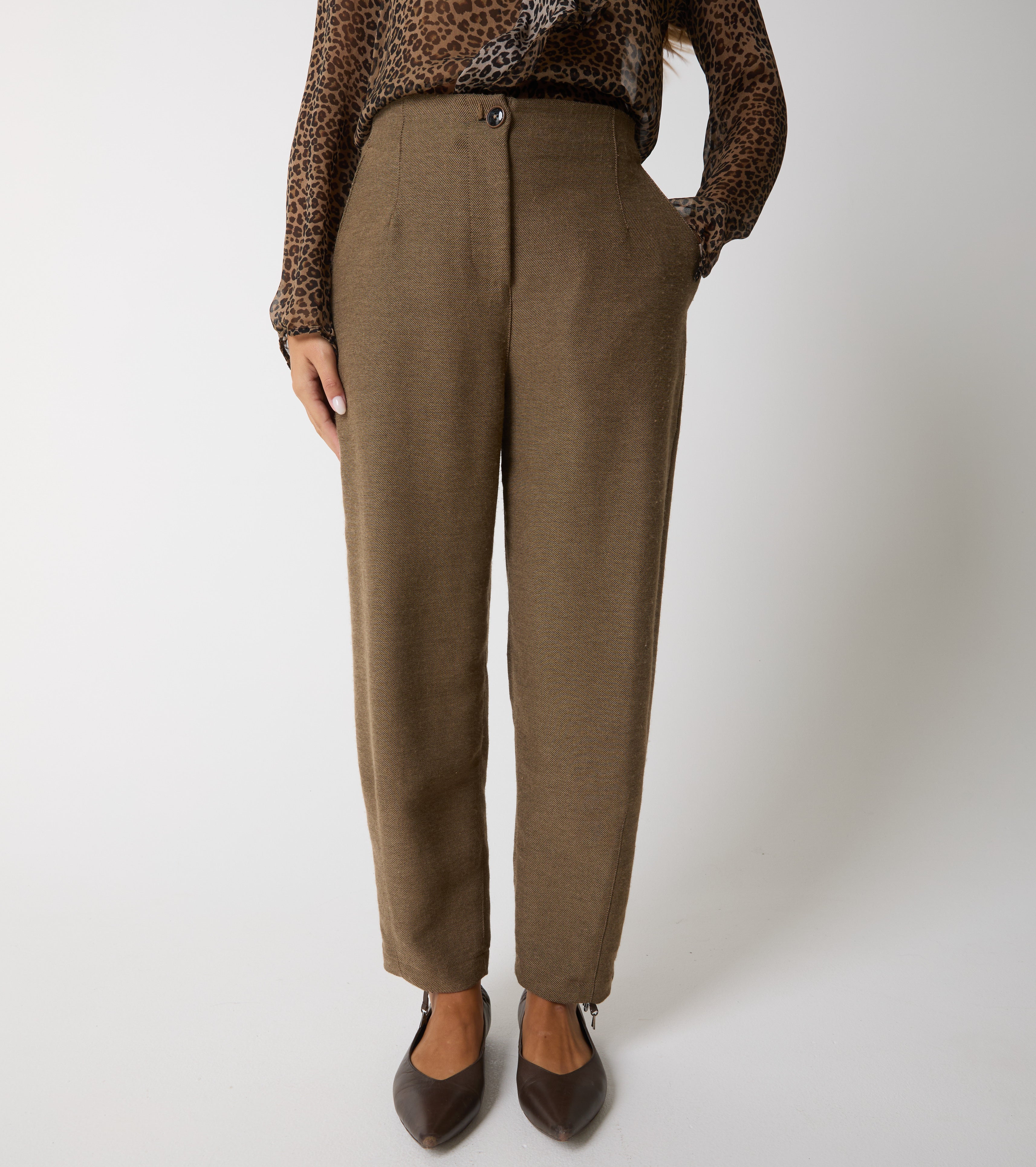 Pantaloni cropped con pinces e piega