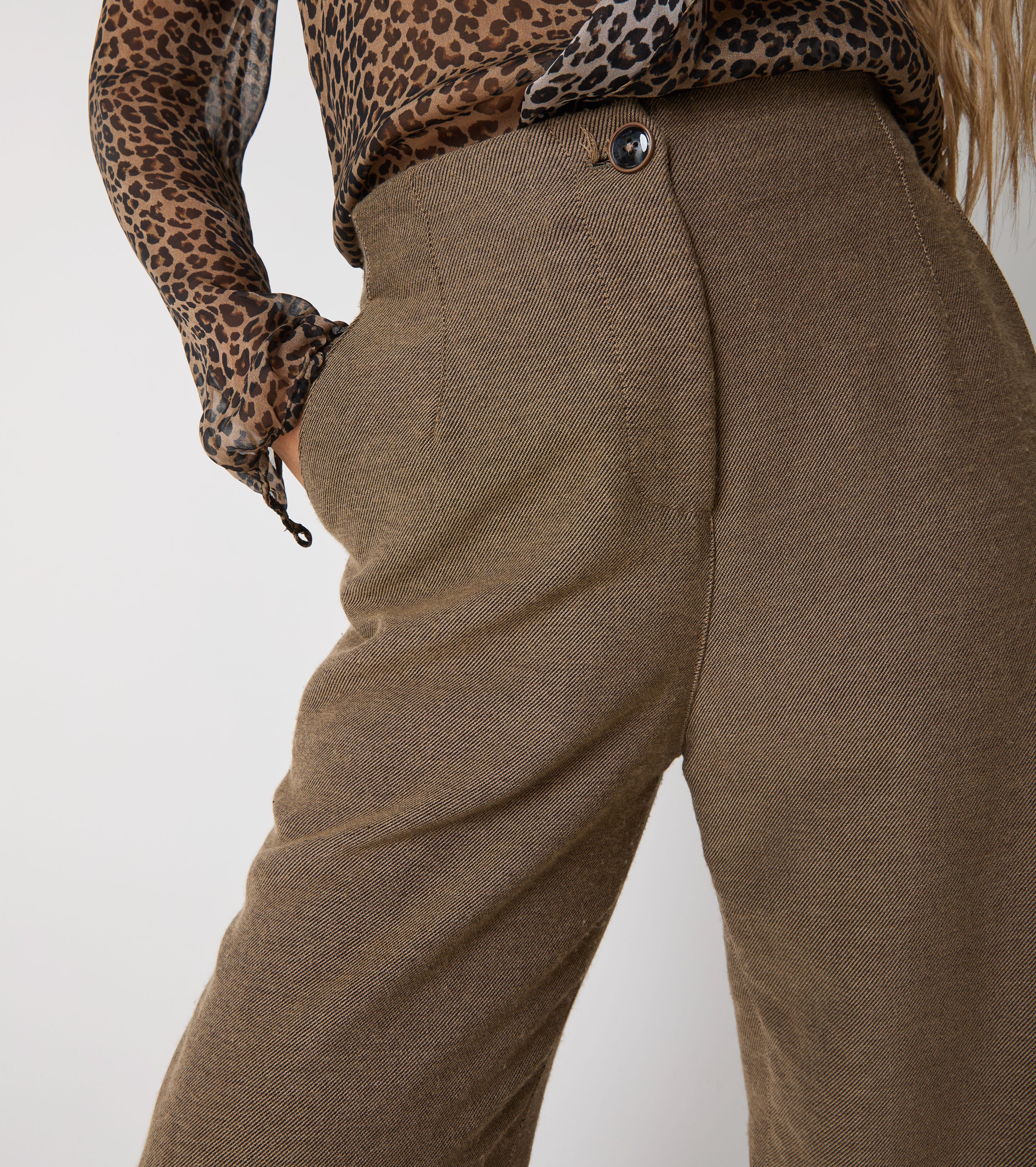 Pantaloni cropped con pinces e piega