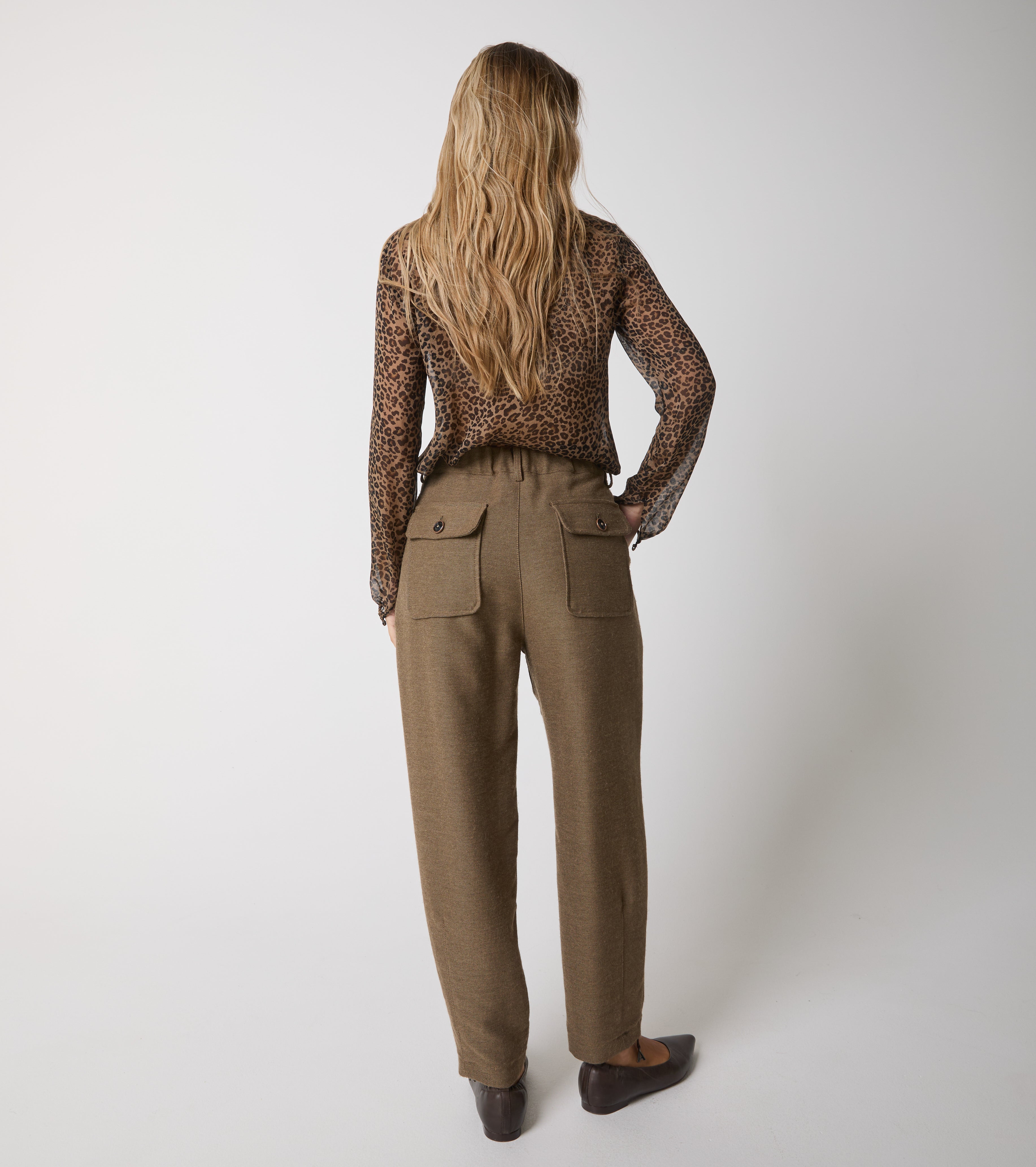 Pantaloni cropped con pinces e piega