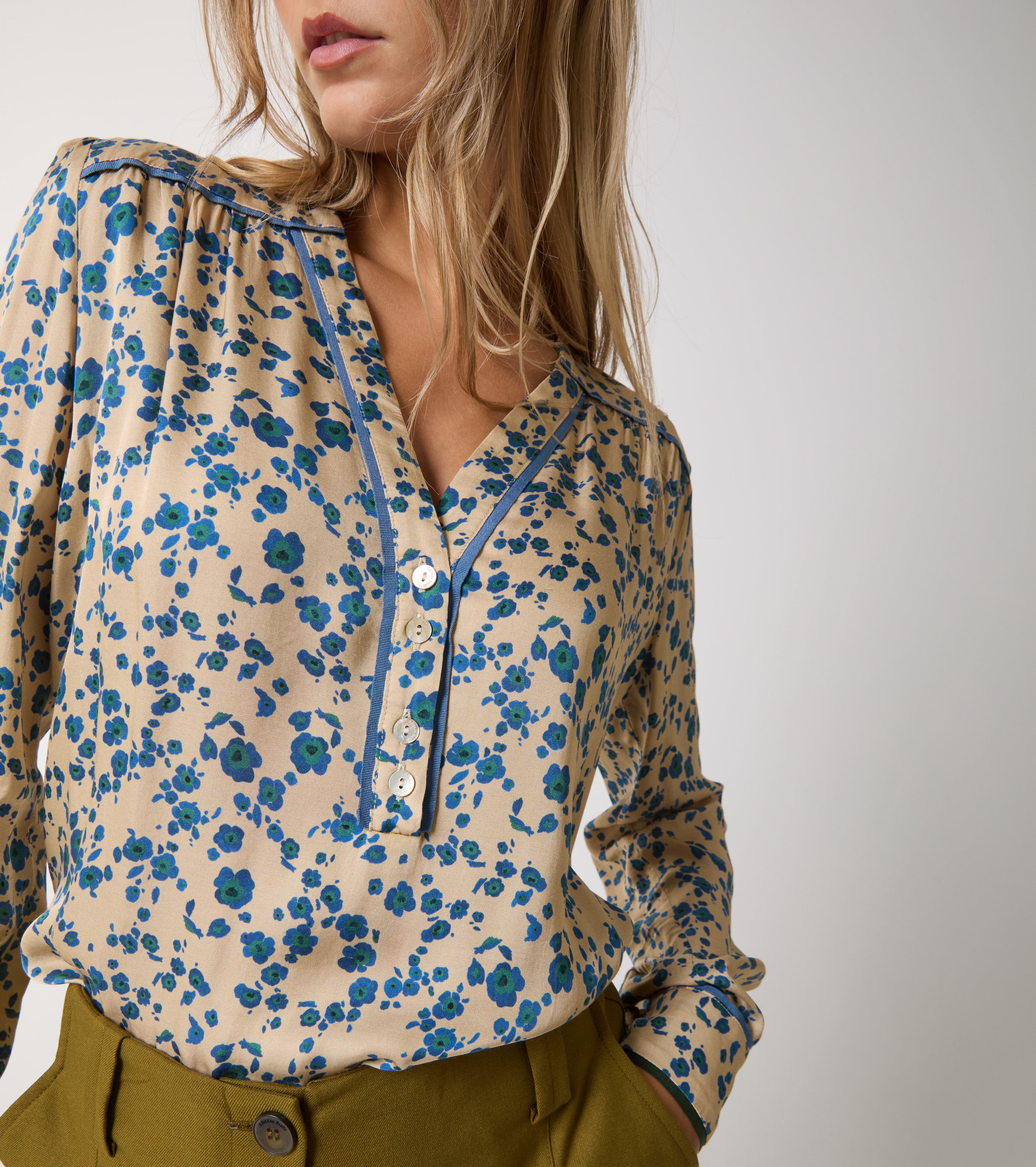 Blusa con stampa e scollo a V