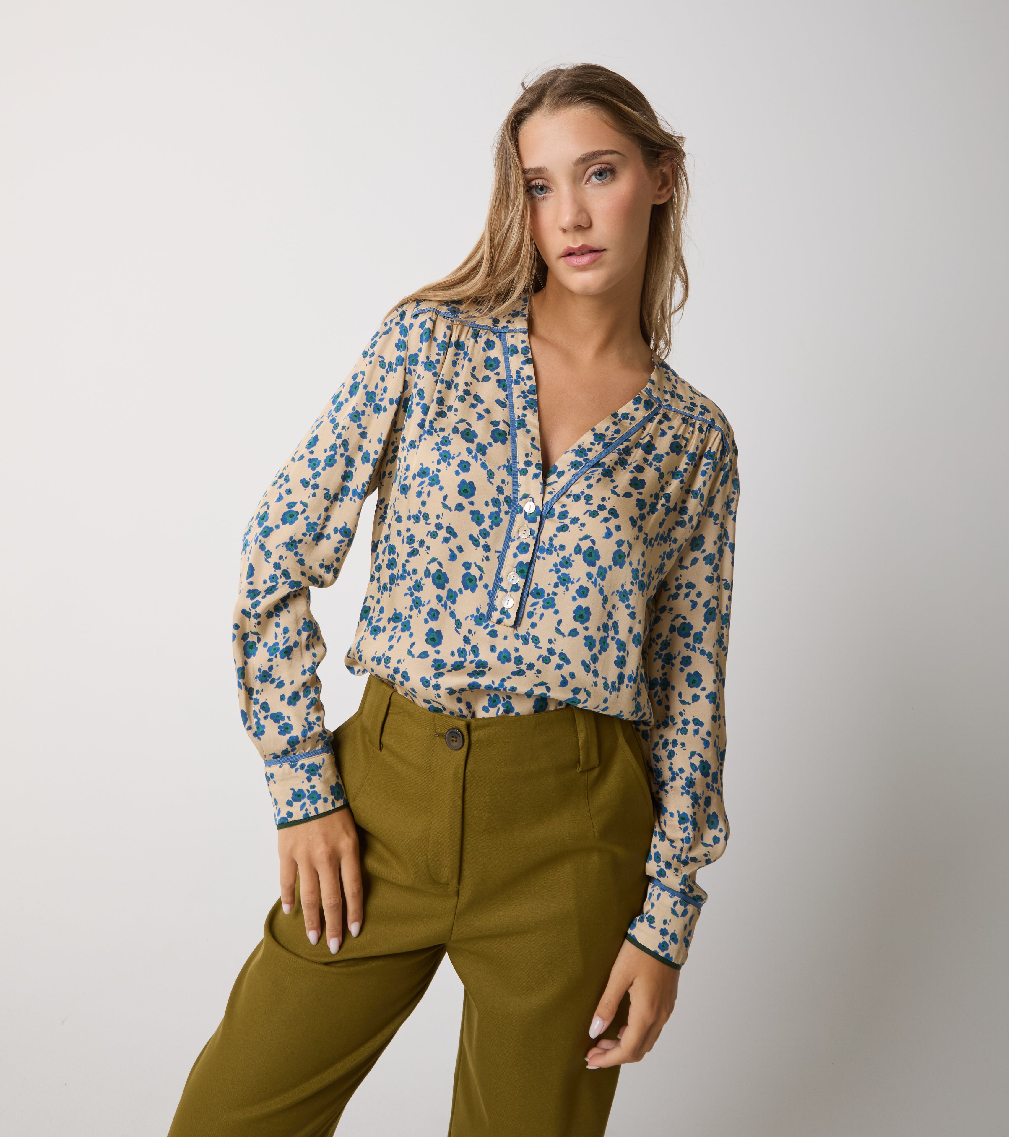 Blusa con stampa e scollo a V