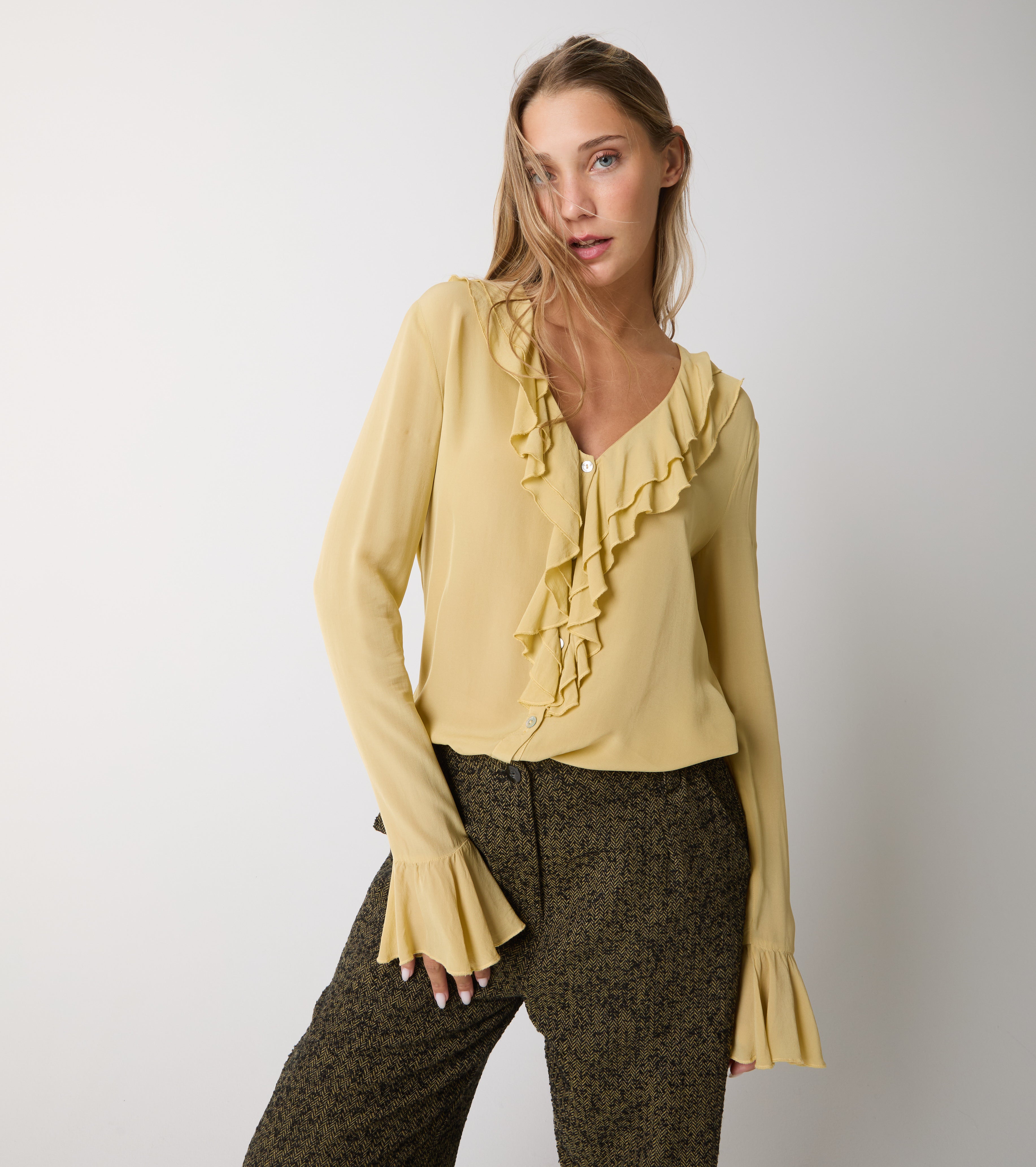 Camicia con rouches e scollo a V