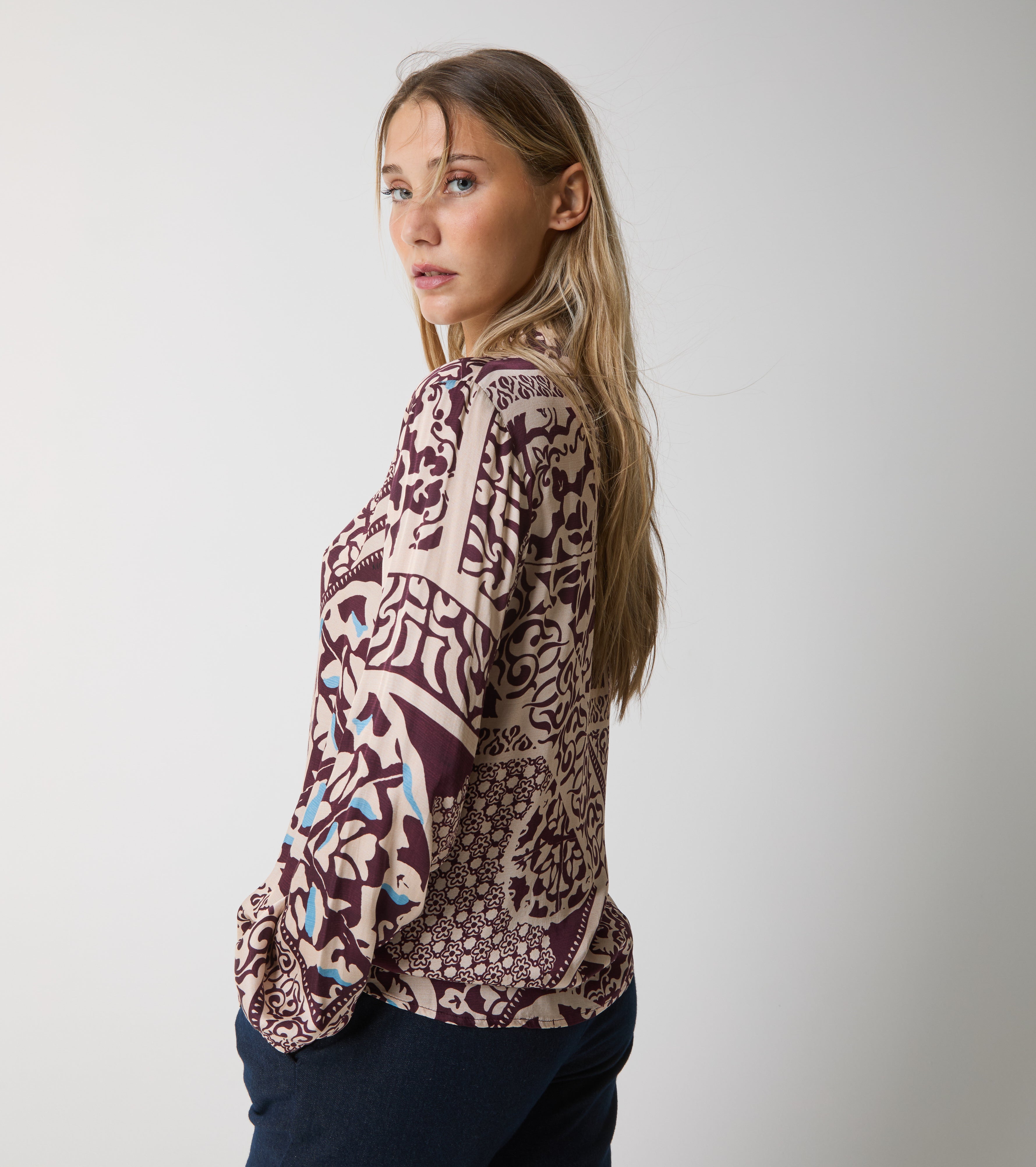 Camicia in raso stampato con maniche lunghe