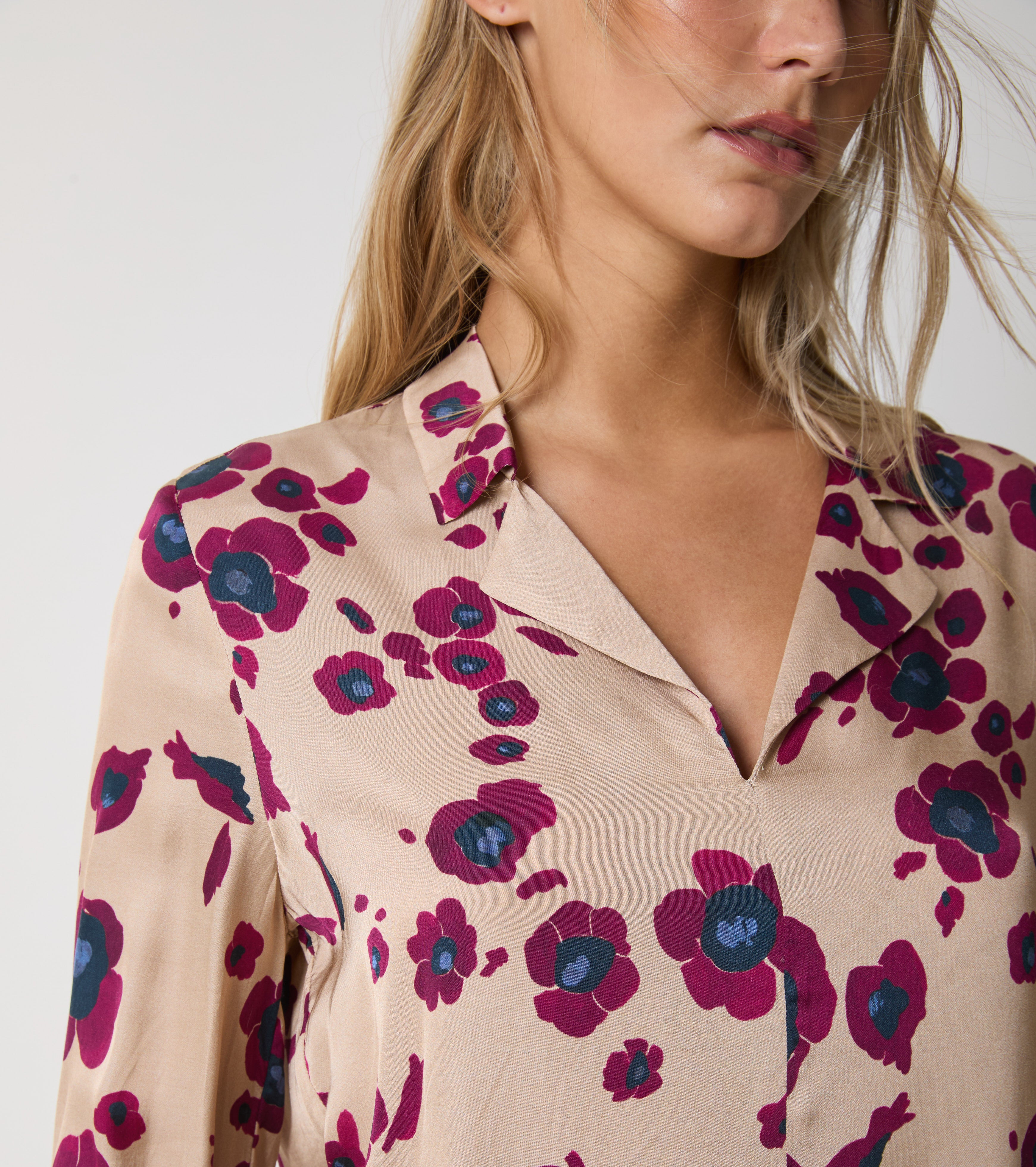 Blusa in raso stampato con scollo a V