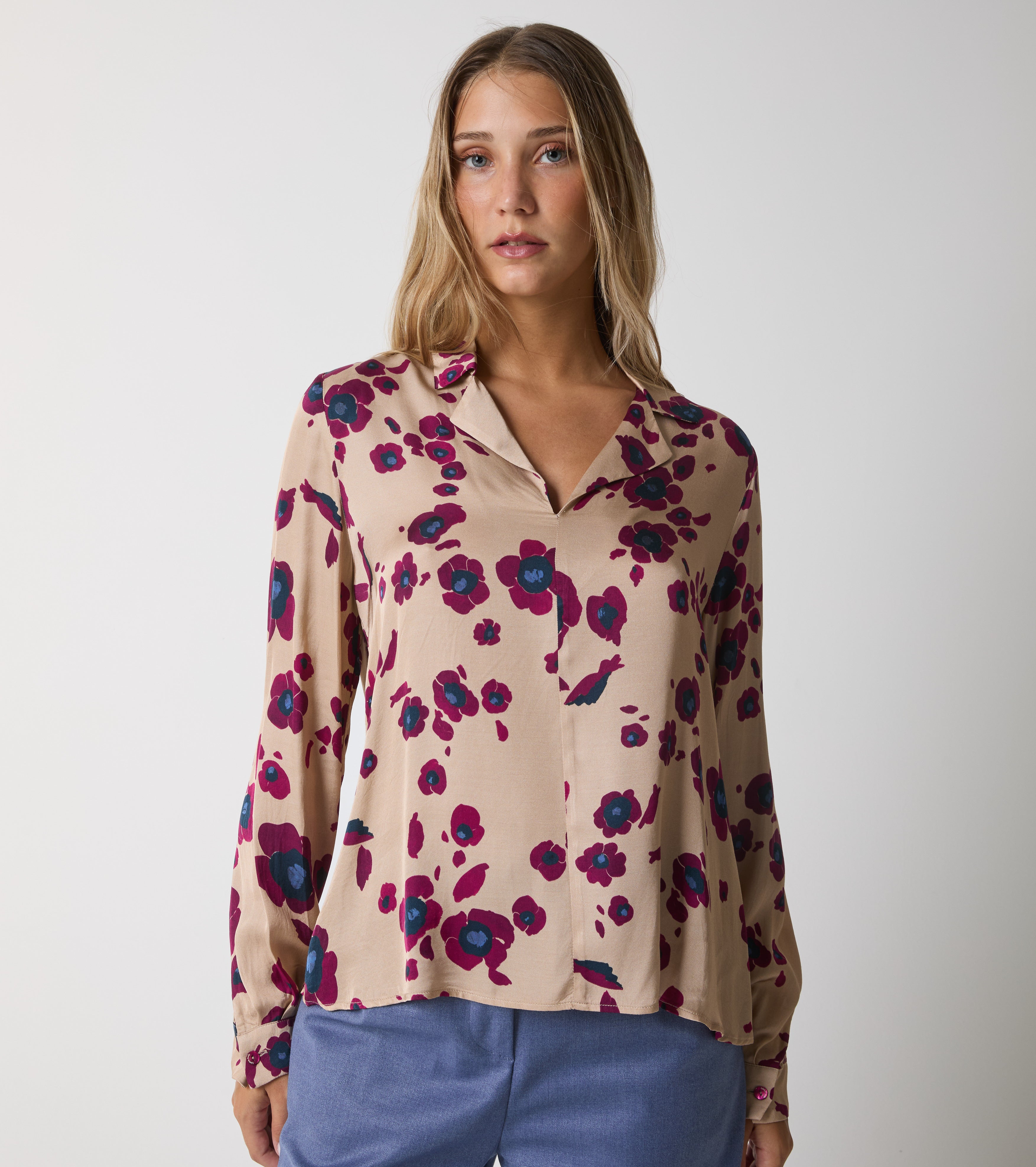 Blusa in raso stampato con scollo a V