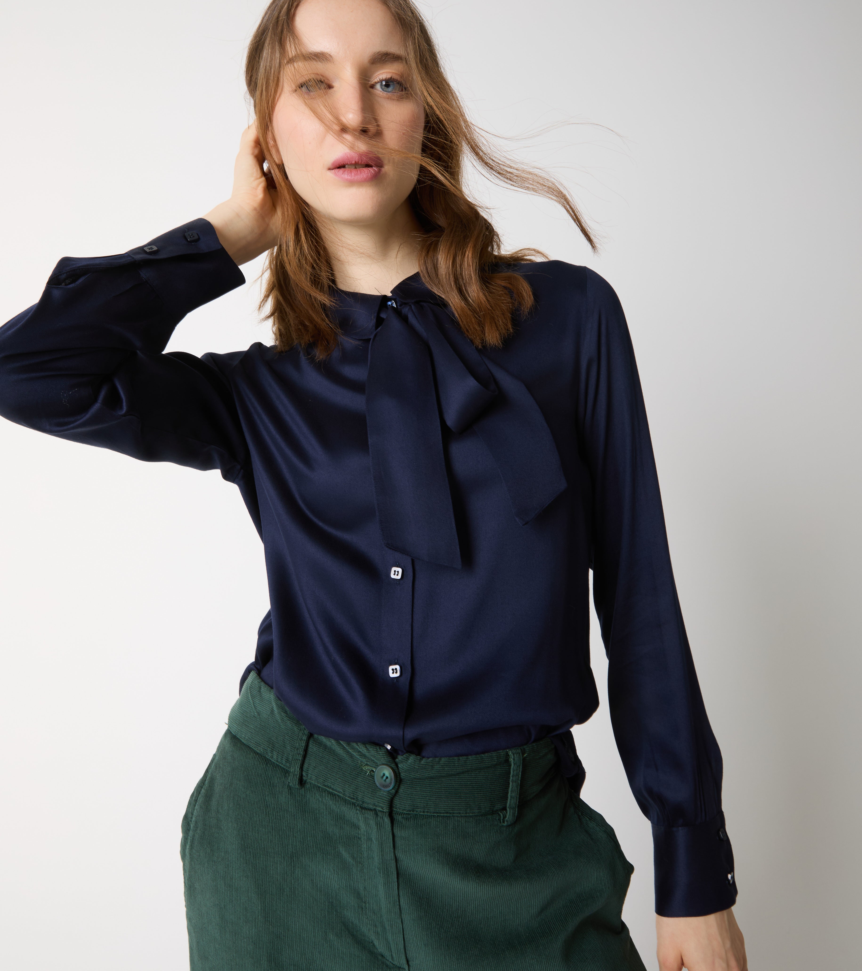 Blusa in raso con foulard